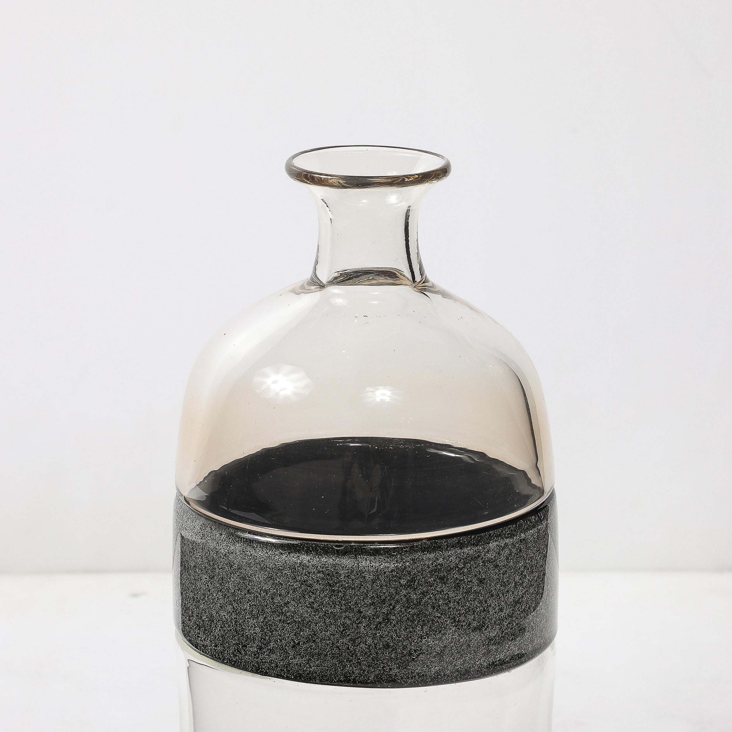 Mitte des Jahrhunderts mundgeblasenes klares und geräuchertes Murano Glas Vase signiert Vetri Murano (Muranoglas) im Angebot