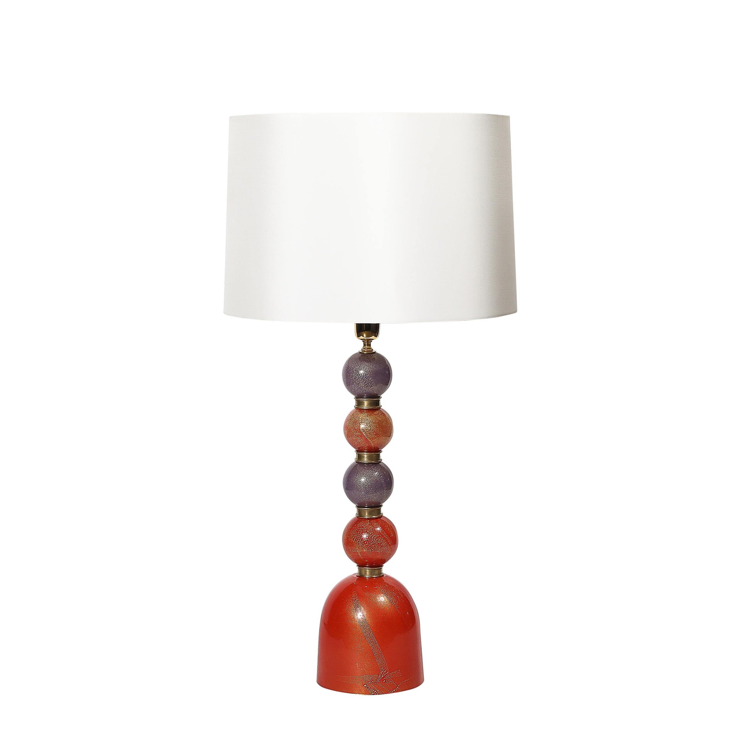Diese Tischlampen aus der Mitte des Jahrhunderts strahlen zeitlose Eleganz und lebendigen Charme aus und sind außergewöhnliche Beispiele für Murano-Glaskunst. Die Lampen in Form von gestapelten Kugeln verbinden kühne geometrische Formen mit feiner
