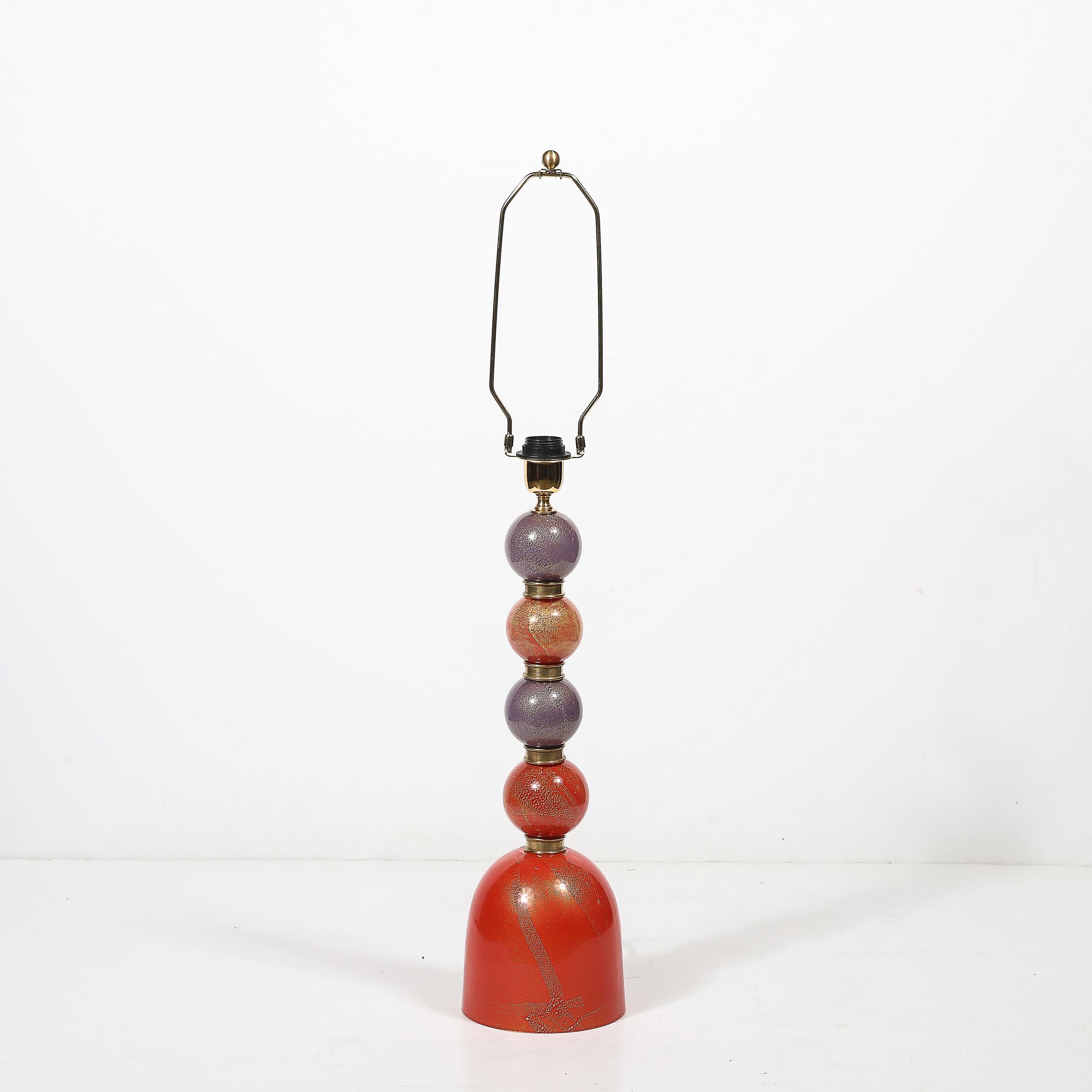 Mitte des Jahrhunderts mundgeblasen Korallenrot & Flieder Murano Glas gestapelt Ball Tischlampen (Italienisch) im Angebot