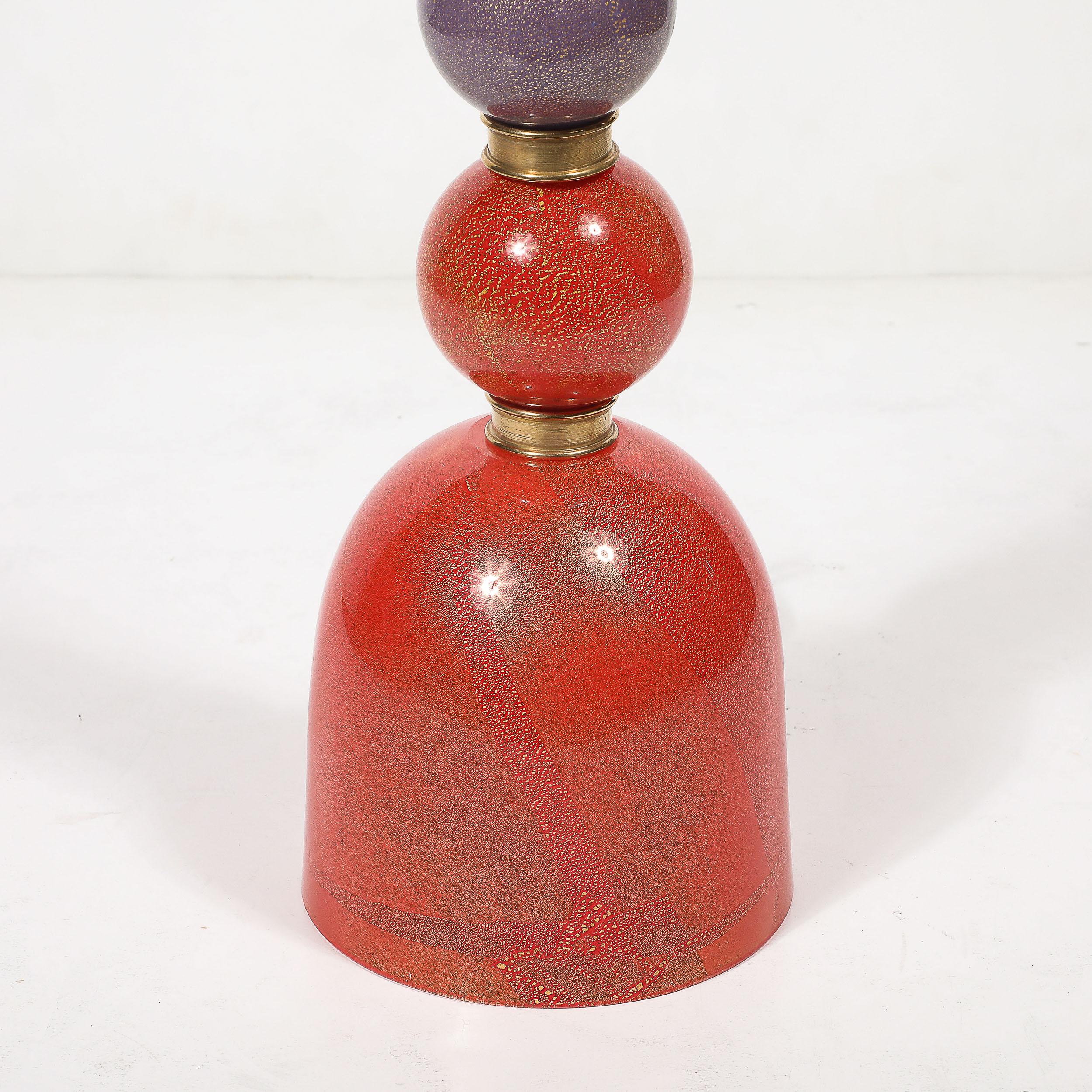 Mitte des Jahrhunderts mundgeblasen Korallenrot & Flieder Murano Glas gestapelt Ball Tischlampen (Muranoglas) im Angebot