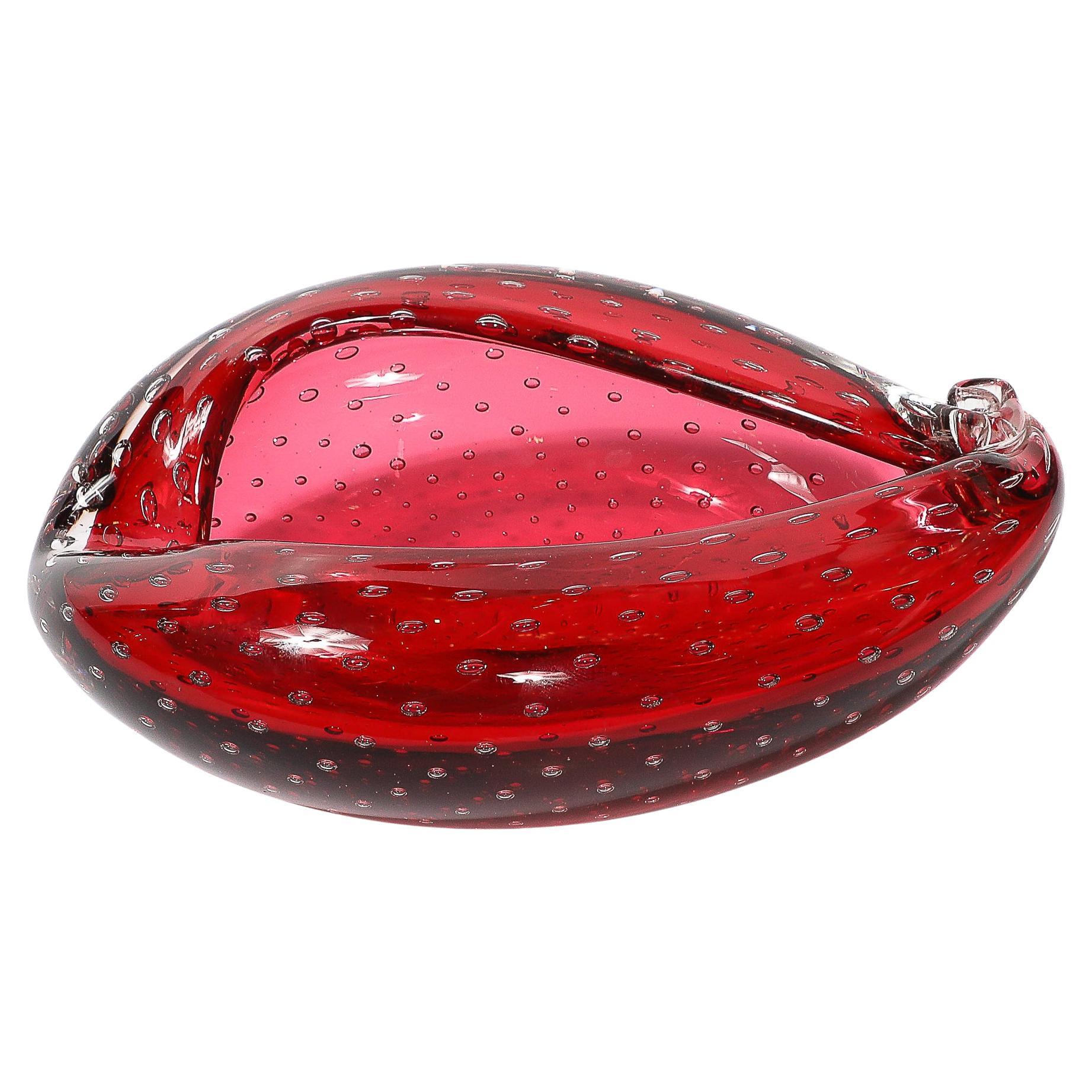 Mitte des Jahrhunderts mundgeblasenes karminrotes Murano Glas Tropfenform Schale mit Bullicante Detail