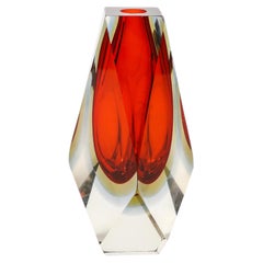 Vase du milieu du siècle en verre Murano Glass Sommerso à facettes, soufflé à la main, rubis et transparent