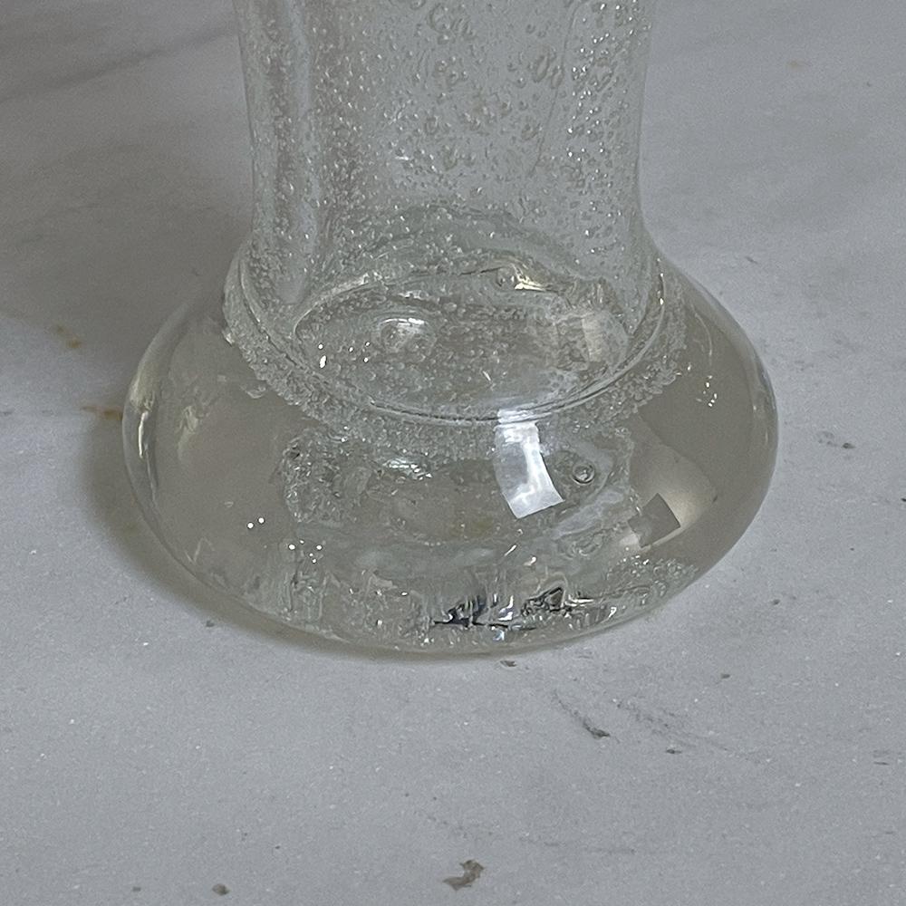Vase à fleurs en verre soufflé à la main du milieu du siècle dernier en vente 2