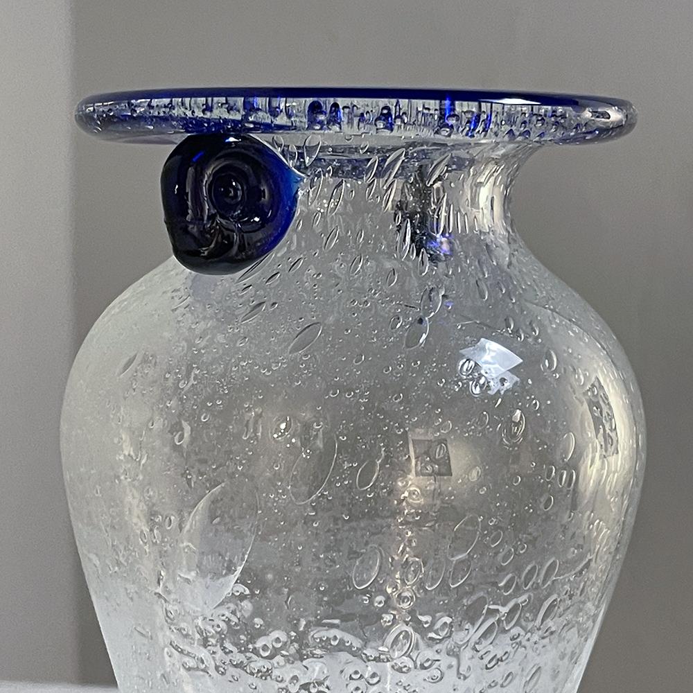 Vase à fleurs en verre soufflé à la main du milieu du siècle dernier en vente 4