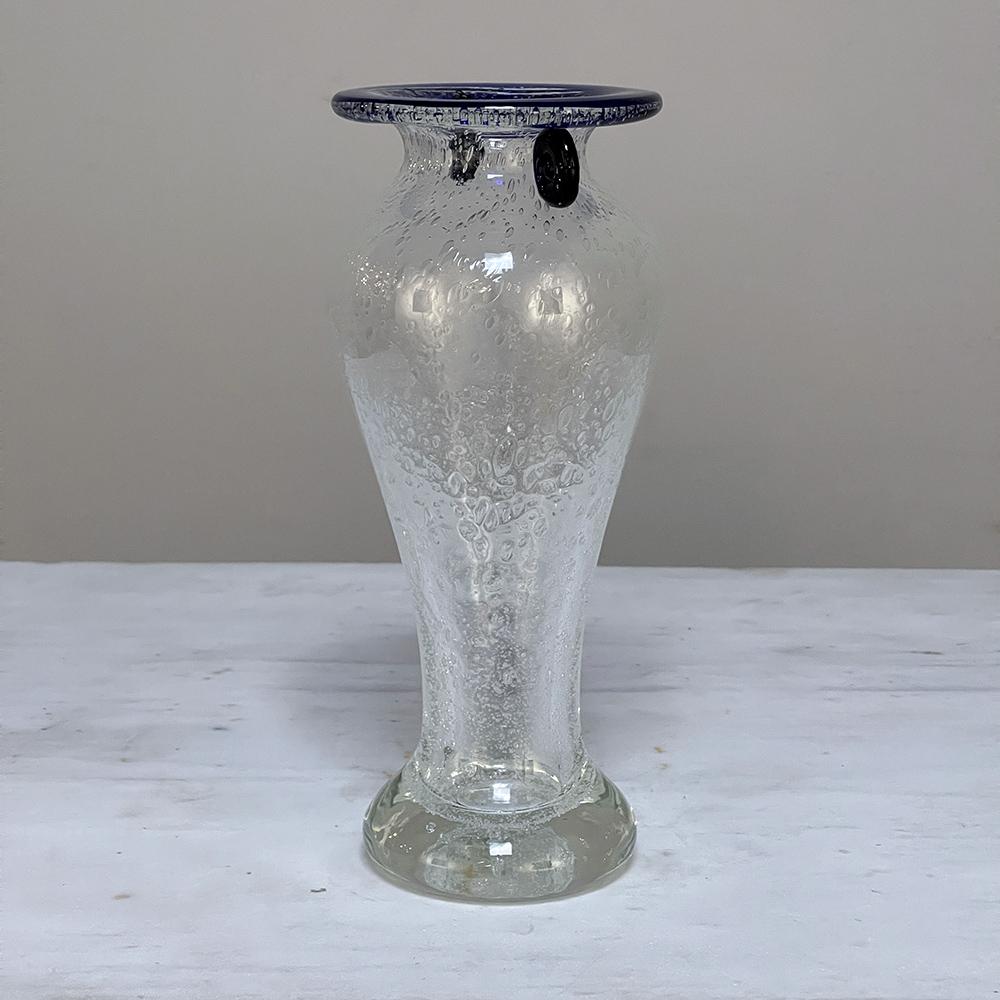 Mid-Century Modern Vase à fleurs en verre soufflé à la main du milieu du siècle dernier en vente