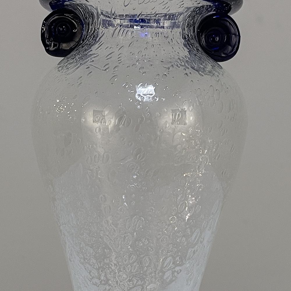 Vase à fleurs en verre soufflé à la main du milieu du siècle dernier en vente 1