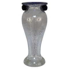 Vase à fleurs en verre soufflé à la main du milieu du siècle dernier