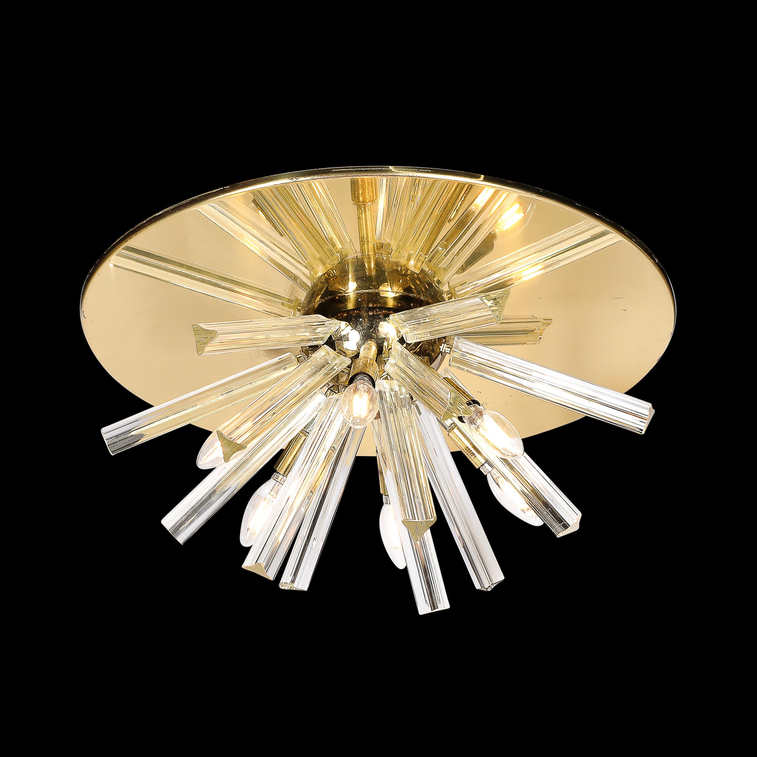 Ce lustre élégant et géométriquement dynamique en verre de Murano soufflé à la main, de style moderniste du milieu du siècle, avec accessoires en laiton, provient d'Italie, vers 1970. Le Sputnik est composé d'éléments transparents en verre soufflé à