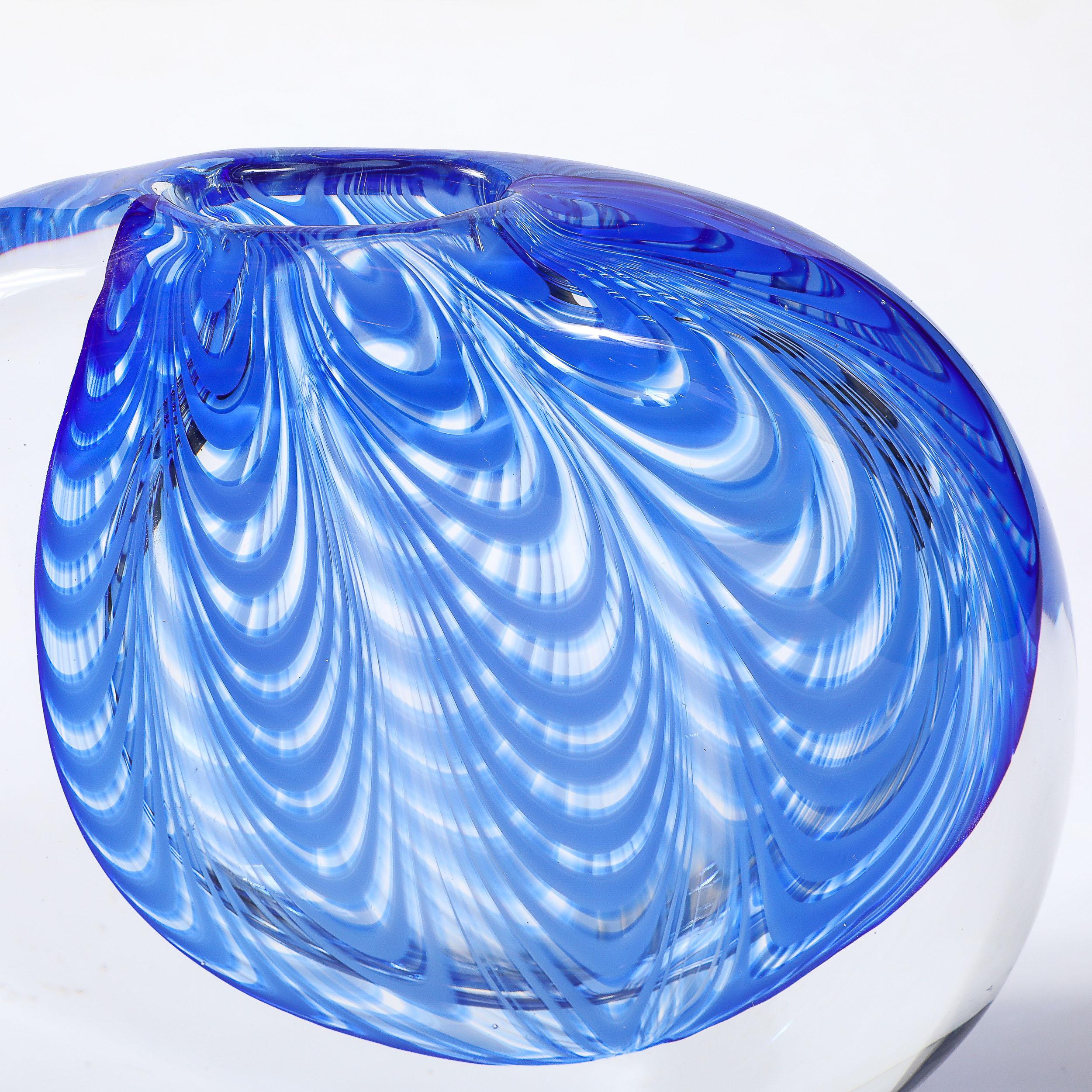 Mid-Century moderno Vaso in vetro trasparente e cobalto di Murano soffiato a mano della metà del secolo scorso firmato Cenedese in vendita