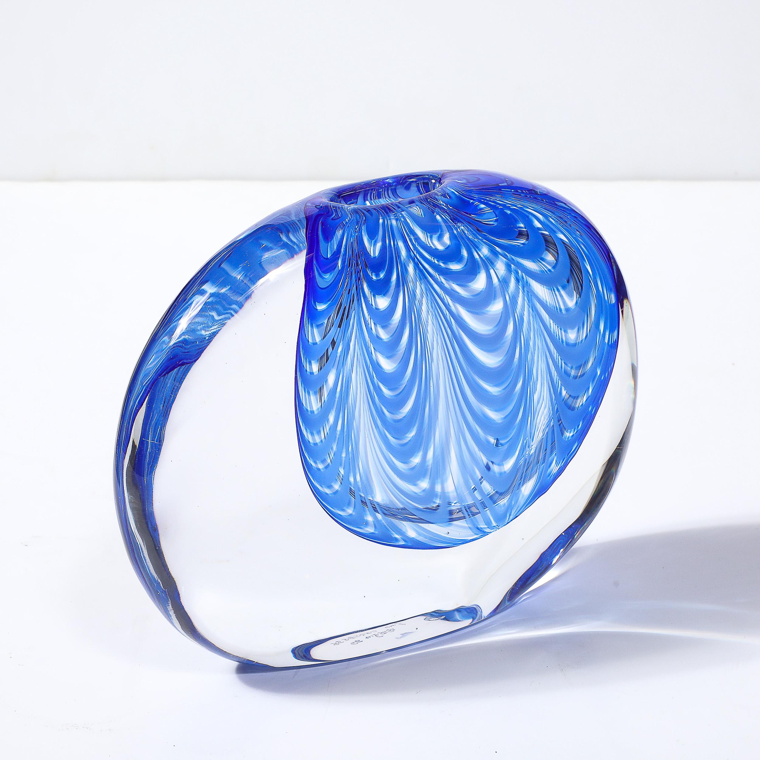Italiano Vaso in vetro trasparente e cobalto di Murano soffiato a mano della metà del secolo scorso firmato Cenedese in vendita