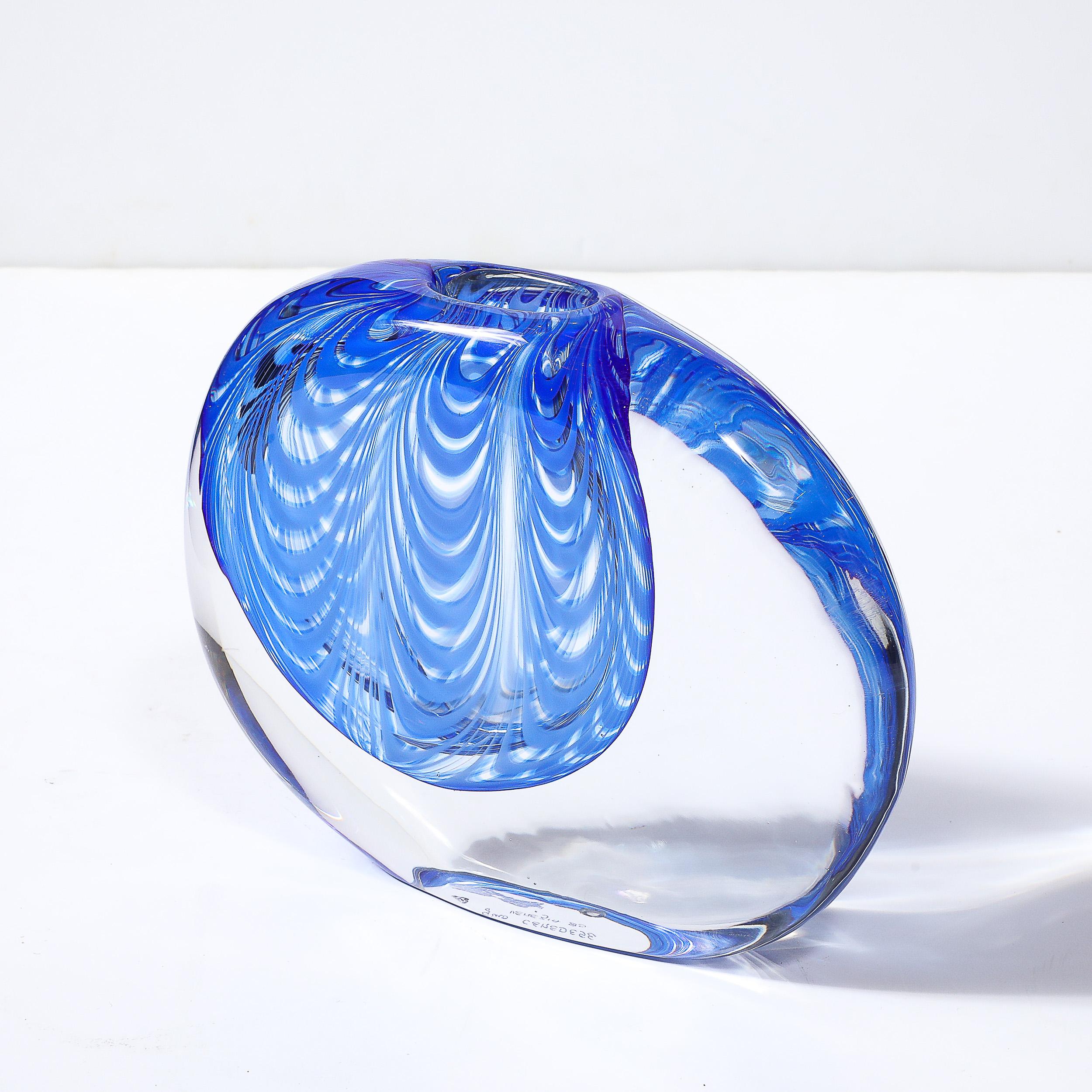 Fine XX secolo Vaso in vetro trasparente e cobalto di Murano soffiato a mano della metà del secolo scorso firmato Cenedese in vendita