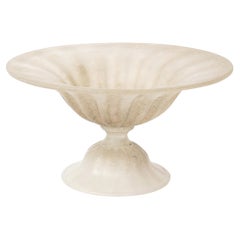 Ciotola da centro tavola in vetro "Scavo" di Murano, soffiata a mano, scanalata e con piedino, in stile Mid-Century