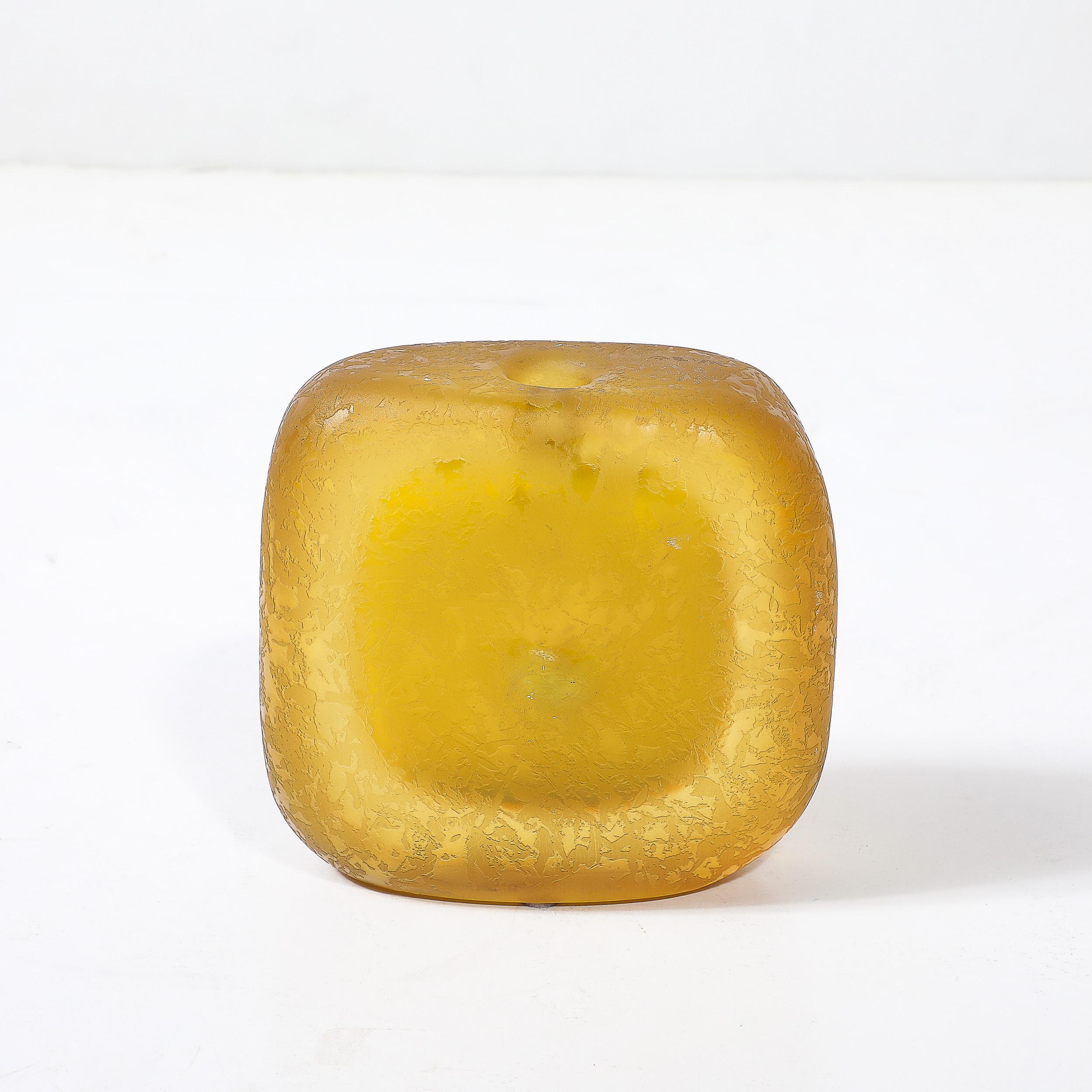 Ce charmant vase à bourgeons de style moderniste du milieu du siècle, soufflé à la main à Murano, en Italie, vers 1970, rayonne de chaleur et d'éclat avec sa couleur jaune citron saisissante. La texture tachetée ajoute de la profondeur et du