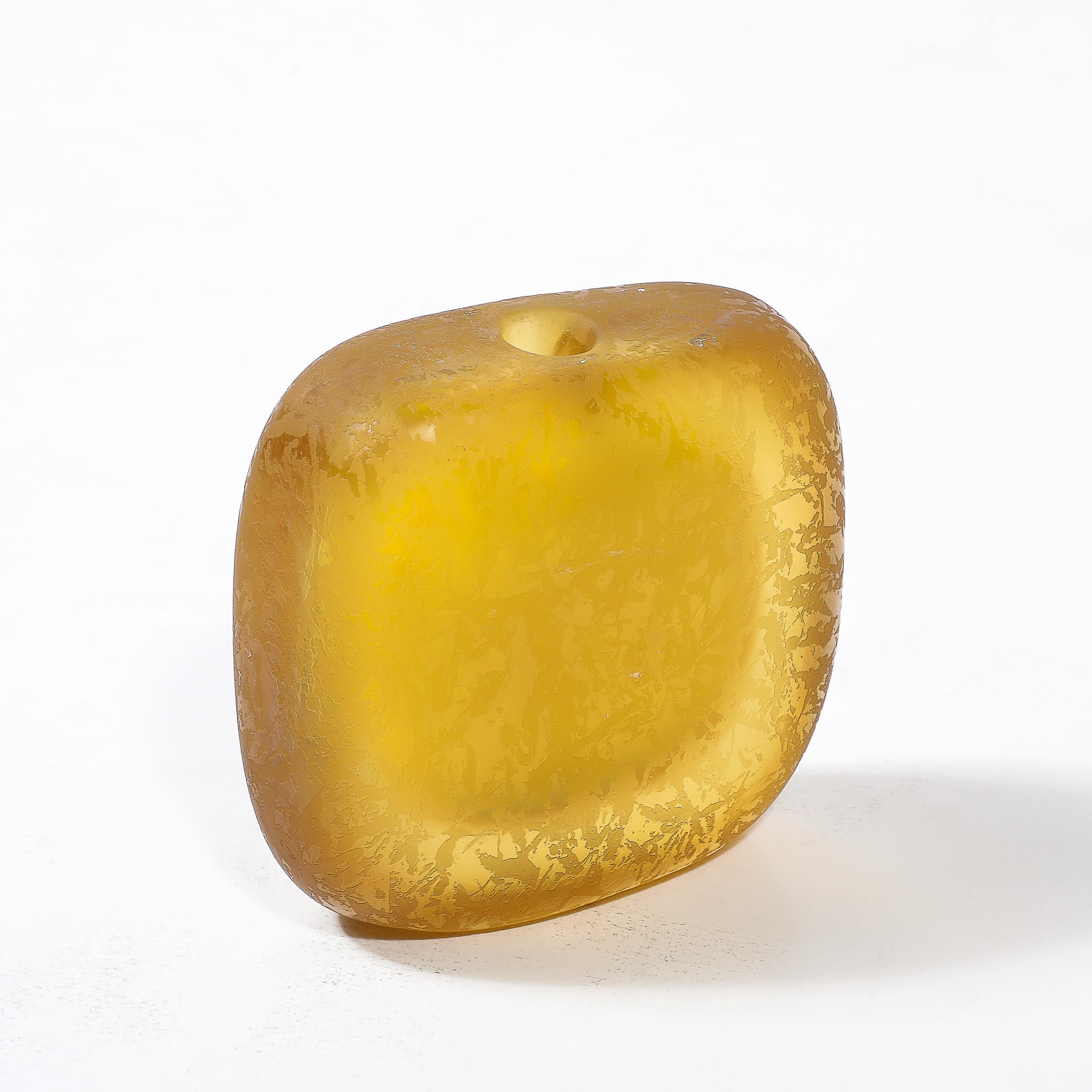 italien Vase à bourgeons en verre de Murano soufflé à la main au milieu du siècle, jaune citron avec texture tachetée en vente