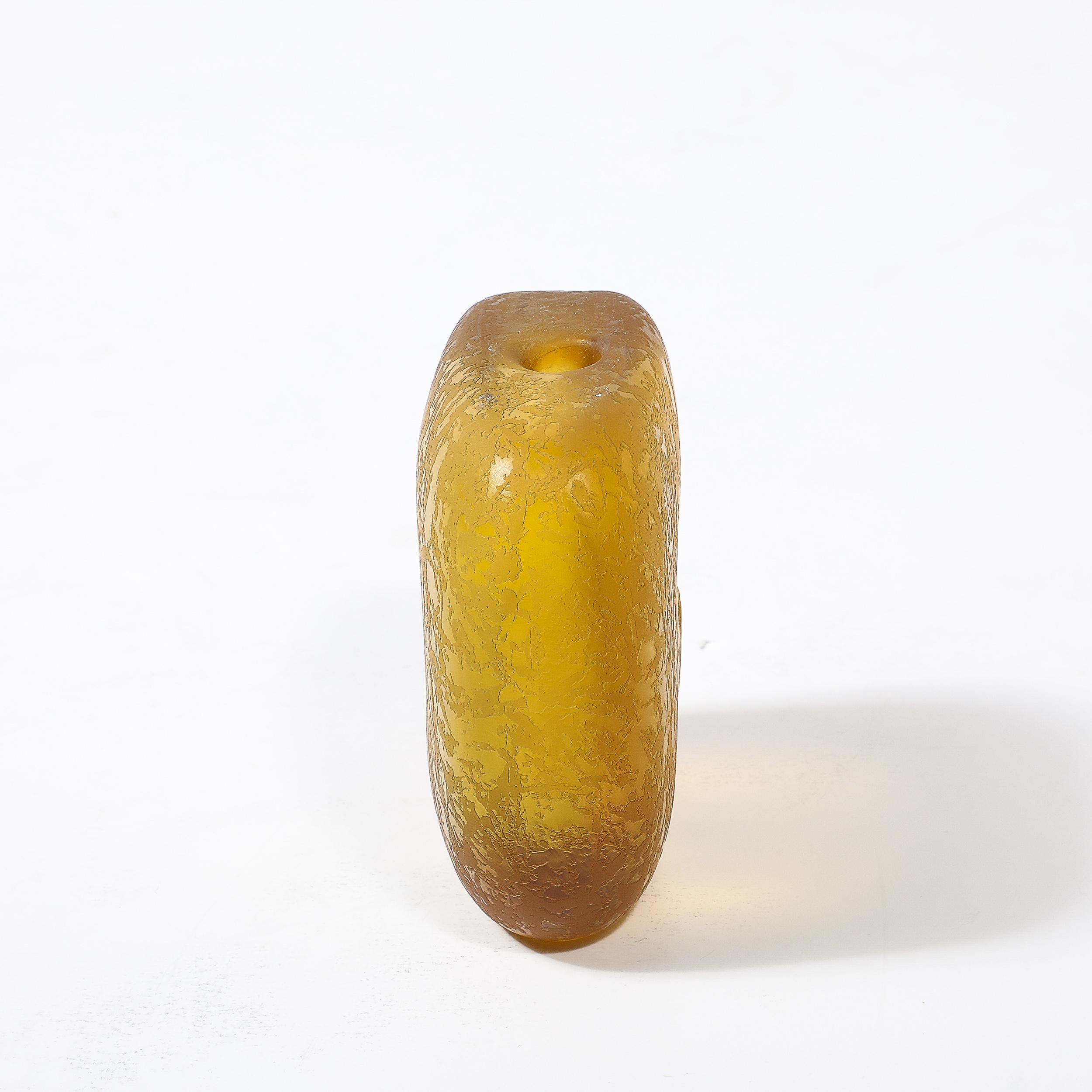 Verre de Murano Vase à bourgeons en verre de Murano soufflé à la main au milieu du siècle, jaune citron avec texture tachetée en vente