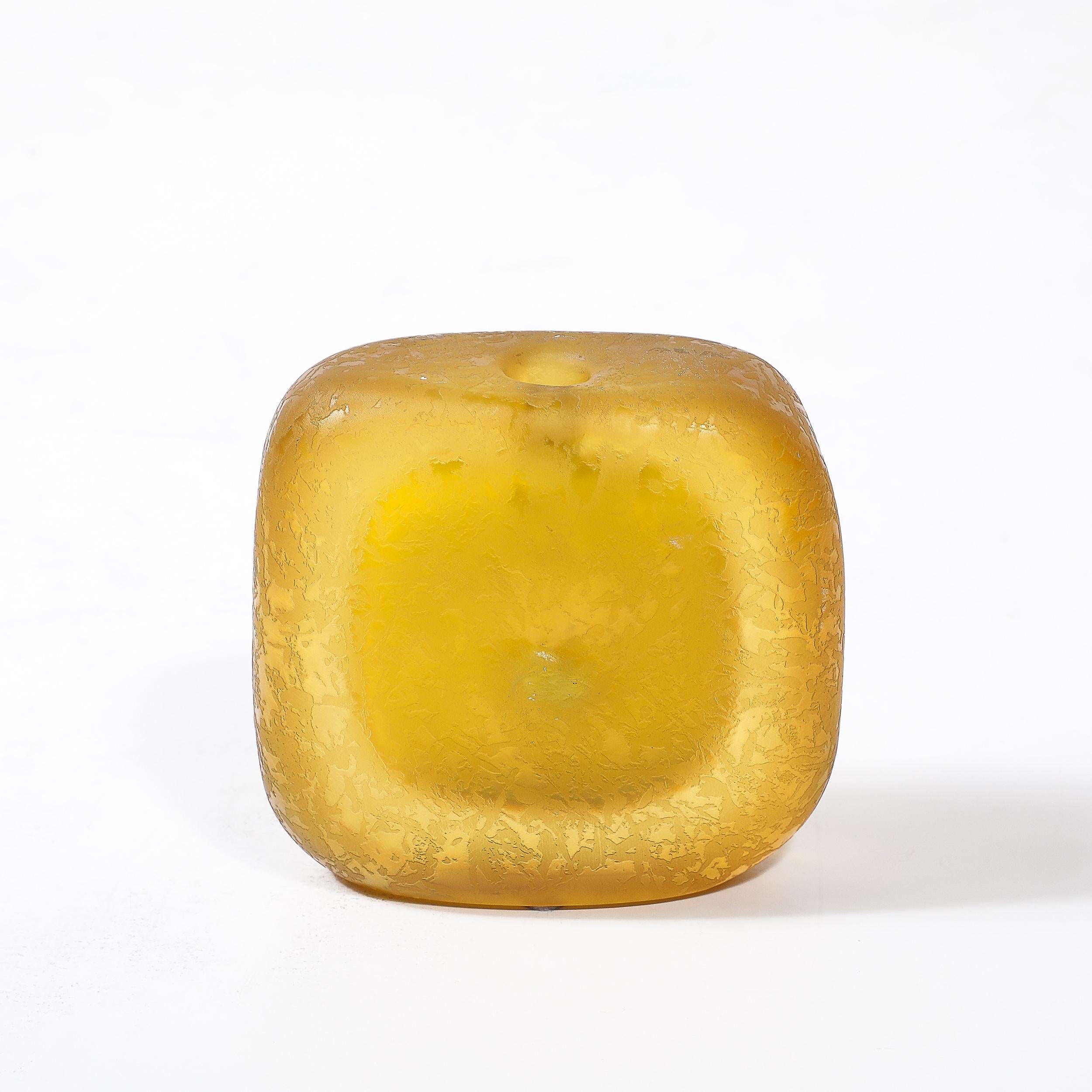 Vase à bourgeons en verre de Murano soufflé à la main au milieu du siècle, jaune citron avec texture tachetée en vente 2