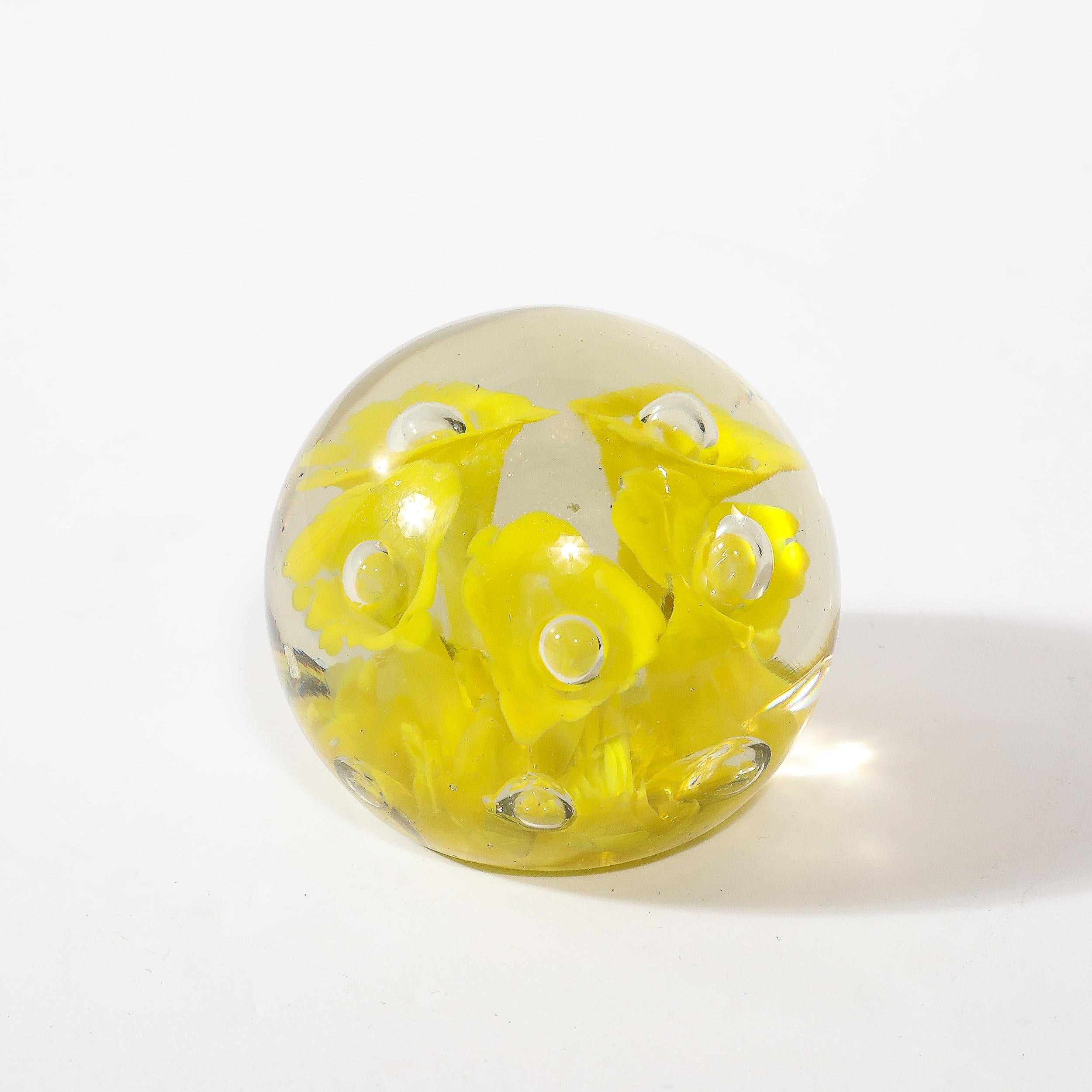 Questo straordinario fermacarte in vetro di Murano soffiato a mano del Mid-Century Modernist, realizzato in Italia intorno al 1960, presenta un vibrante motivo a tromba giallo con intricate murine delicatamente incastonate nel fiore di ogni tromba.