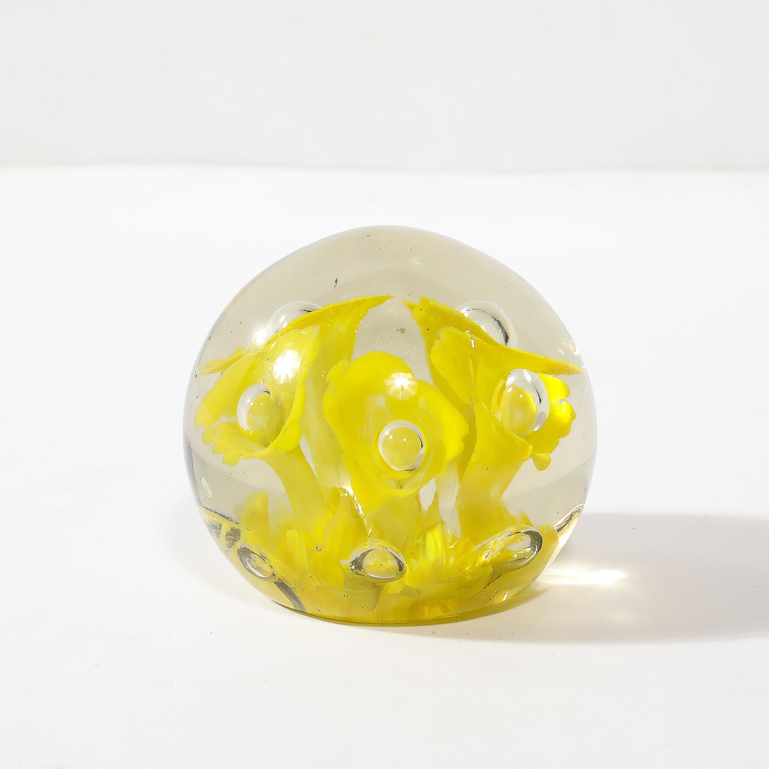 Mid-Century moderno Fermacarte di metà secolo in vetro di Murano soffiato a mano con motivo a tromba gialla in vendita
