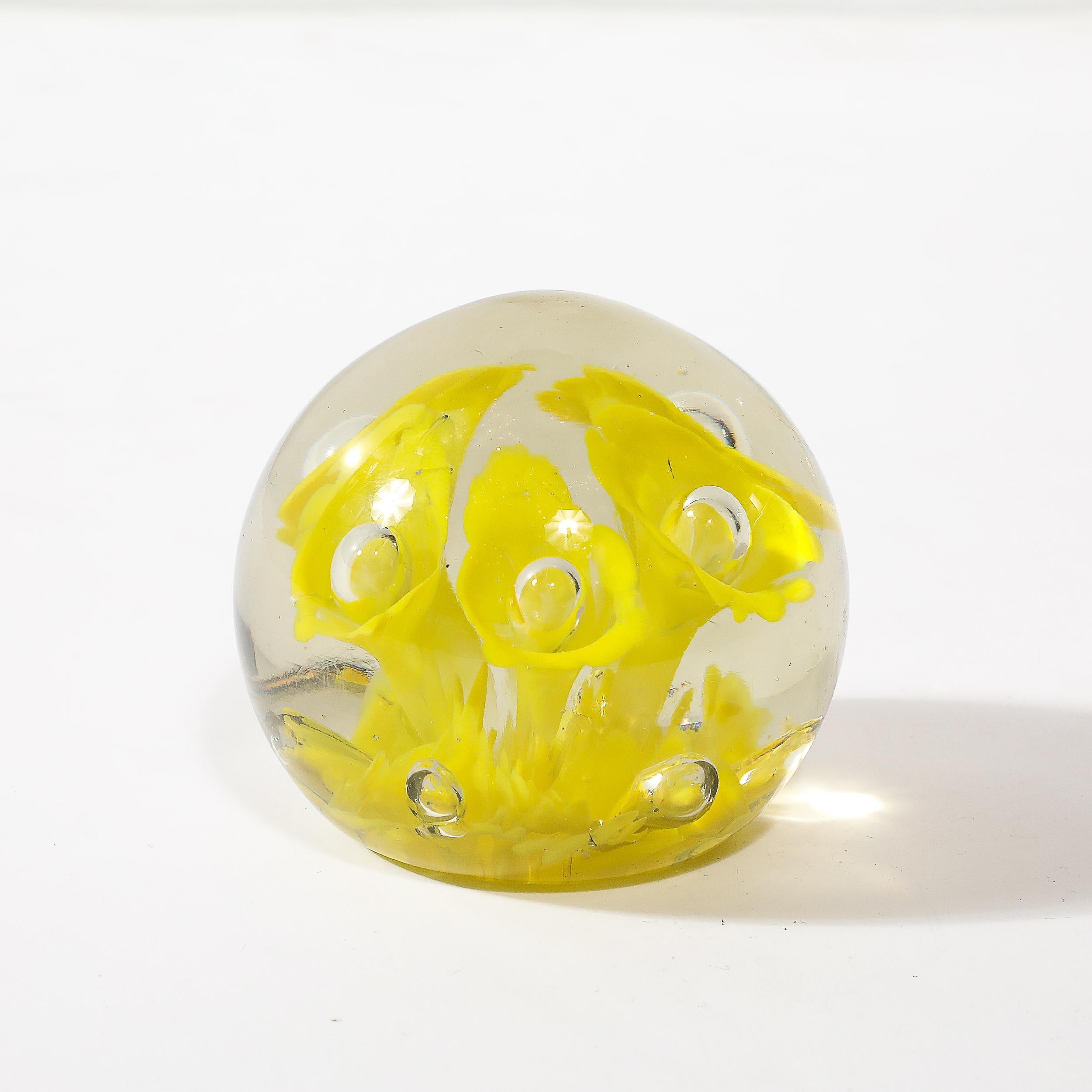 Vetro di Murano Fermacarte di metà secolo in vetro di Murano soffiato a mano con motivo a tromba gialla in vendita
