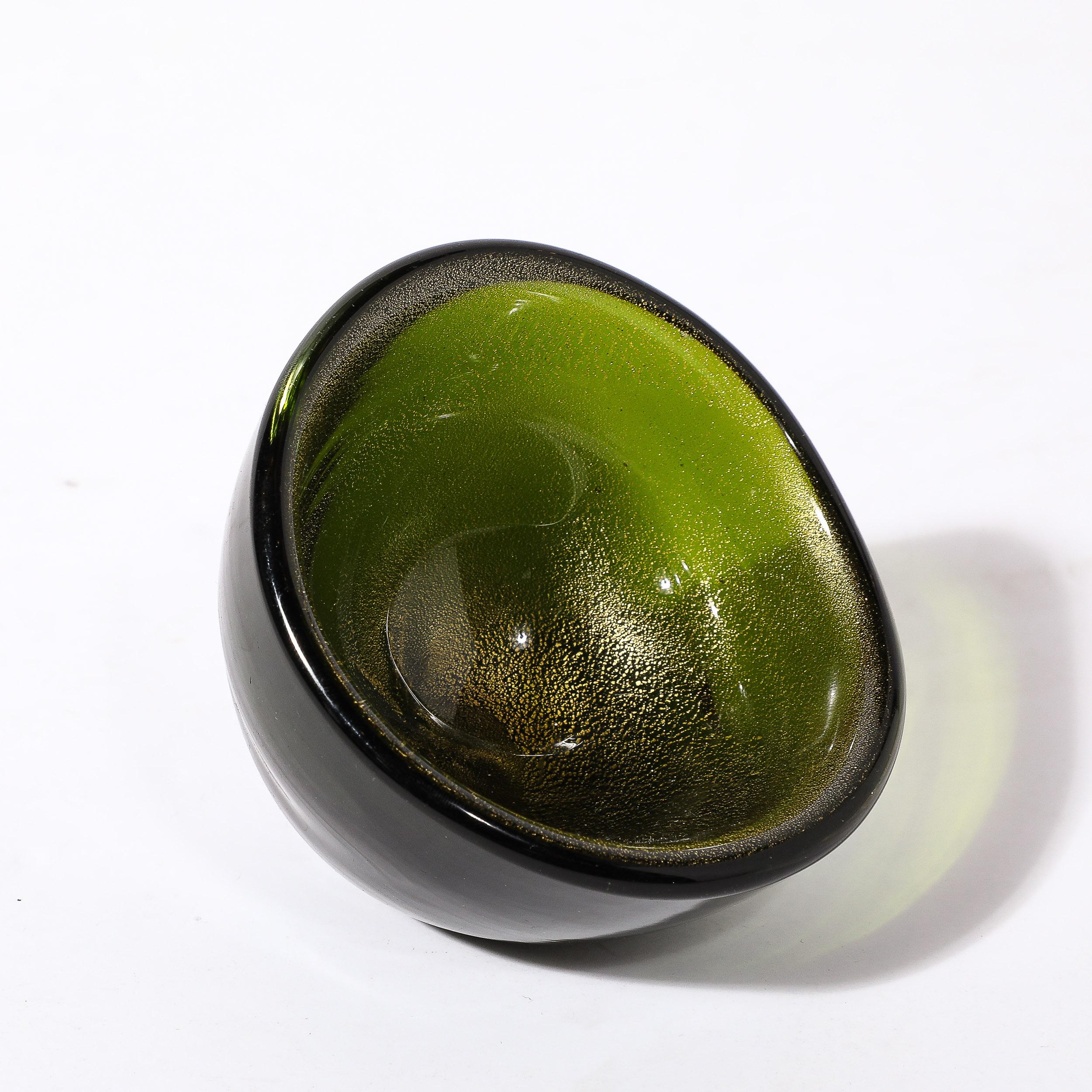Mid-Century Hand-Blown Murano Glass Peridot  24K Gold Fleck Bowl w/ Faceted Base For Sale 4