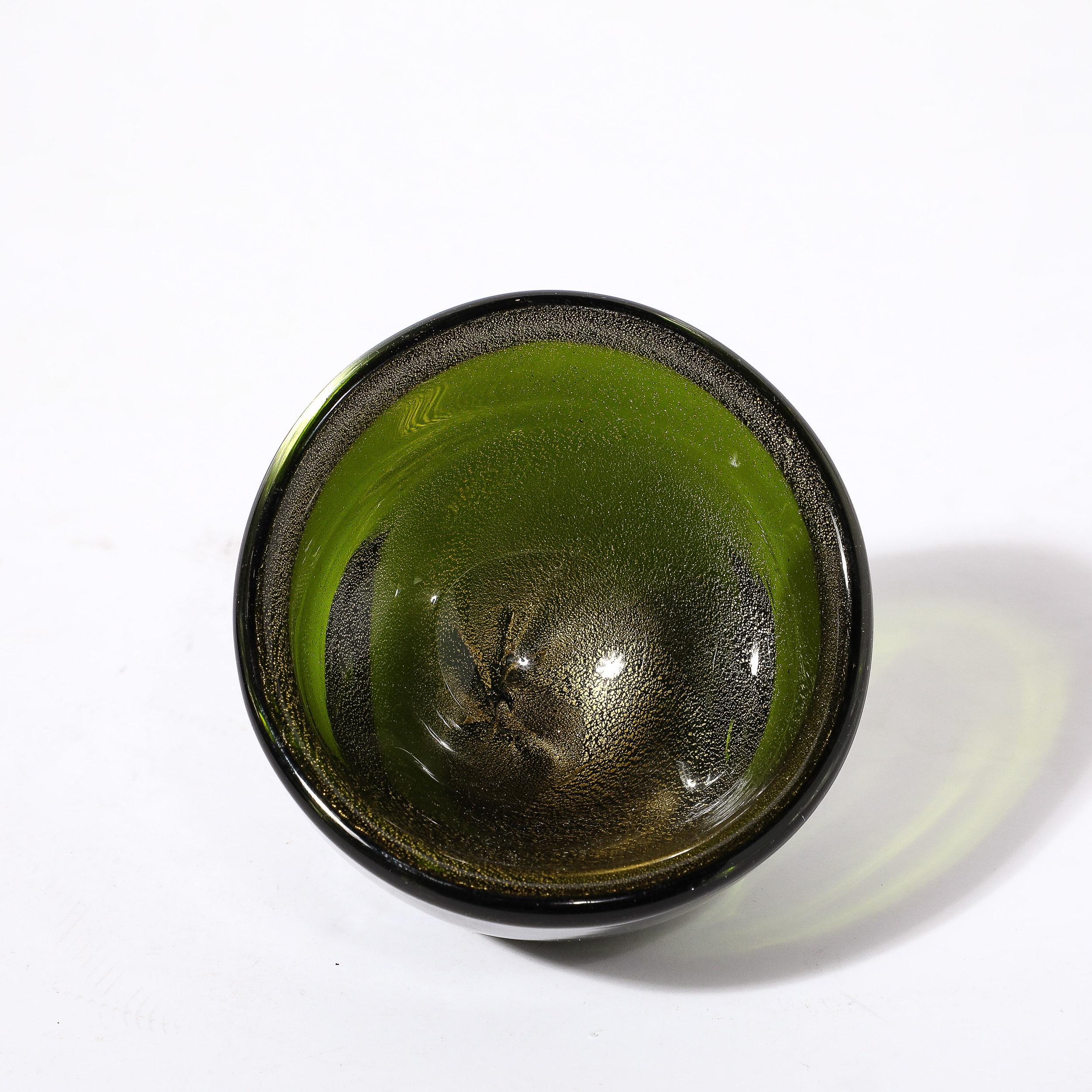 Diese schöne und funktionelle Schale aus mundgeblasenem Murano-Glas aus der Jahrhundertmitte ist einzigartig.  W/24 Karat Gold Flecken und facettierte Basis stammt aus Italien, Circa 1960. Die Schale hat einen luxuriösen, tief peridotgrünen Farbton
