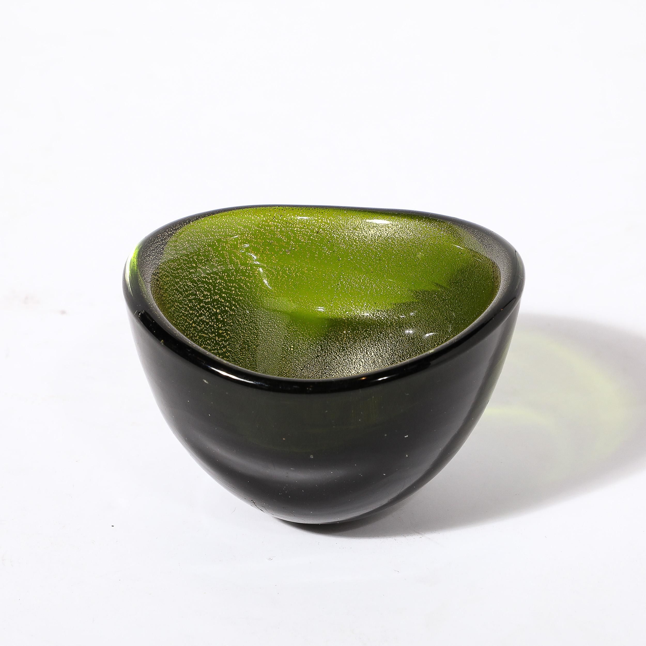 Mid-Century Hand-Blown Murano Glass Peridot  24K Gold Fleck Bowl w/ Faceted Base In Excellent Condition For Sale In New York, NY