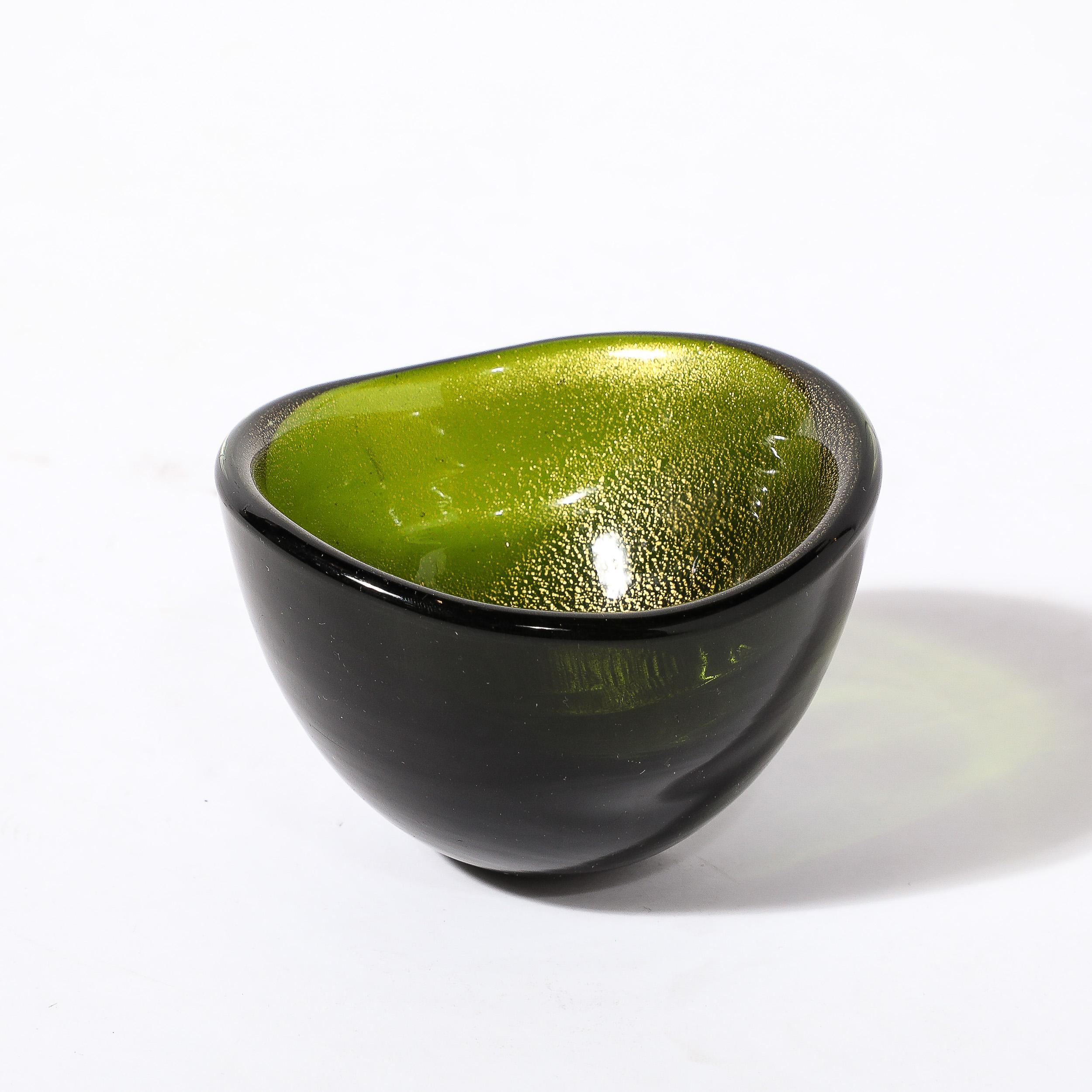 Mid-Century Hand-Blown Murano Glass Peridot  24K Gold Fleck Bowl w/ Faceted Base For Sale 1