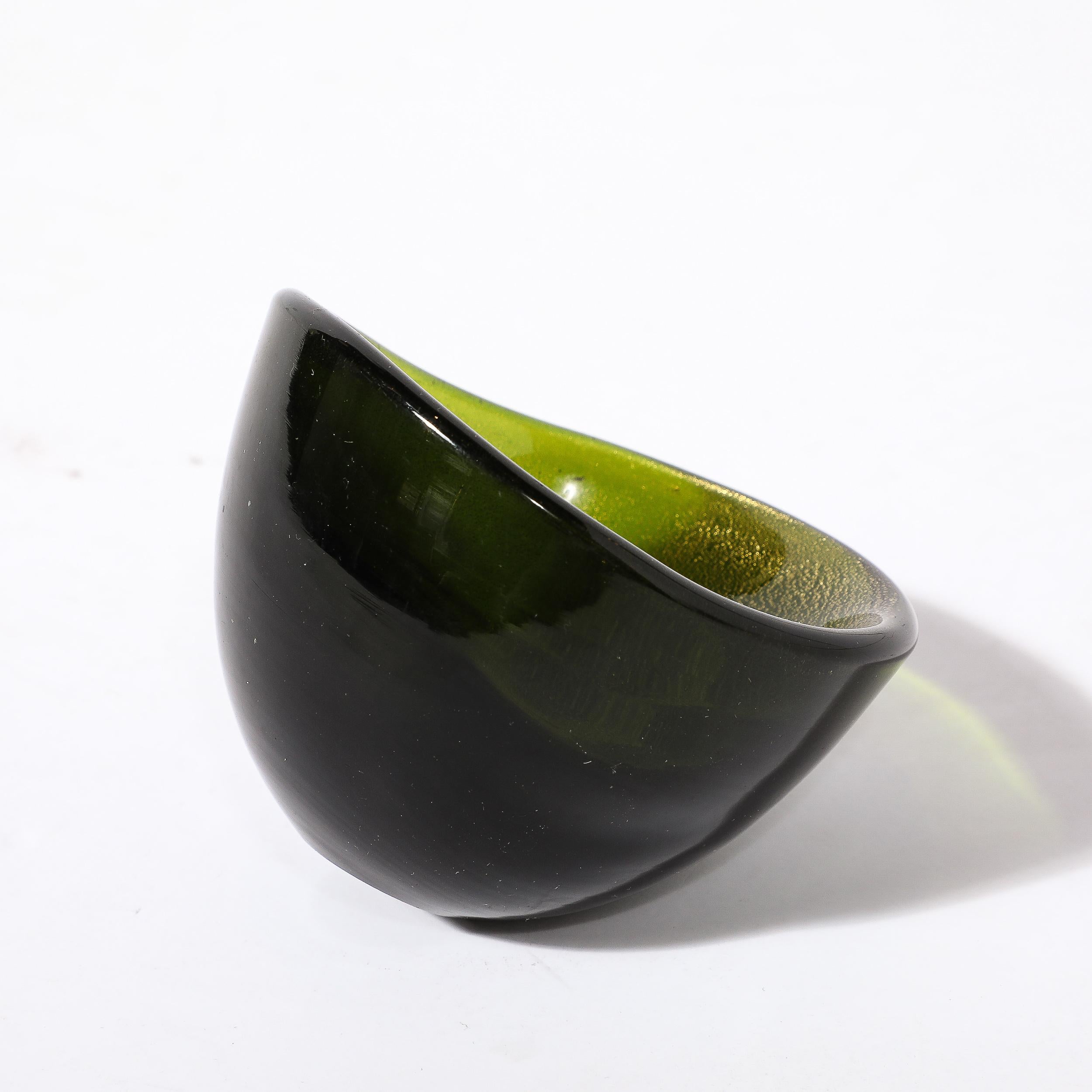 Mid-Century Hand-Blown Murano Glass Peridot  24K Gold Fleck Bowl w/ Faceted Base For Sale 2