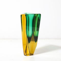 Jarrón triangular de mediados de siglo soplado a mano de Murano Glass Sommerso Citrino y Esmeralda