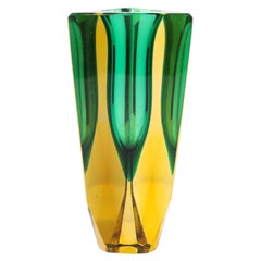 Jarrón triangular de mediados de siglo soplado a mano de Murano Glass Sommerso Citrino y Esmeralda