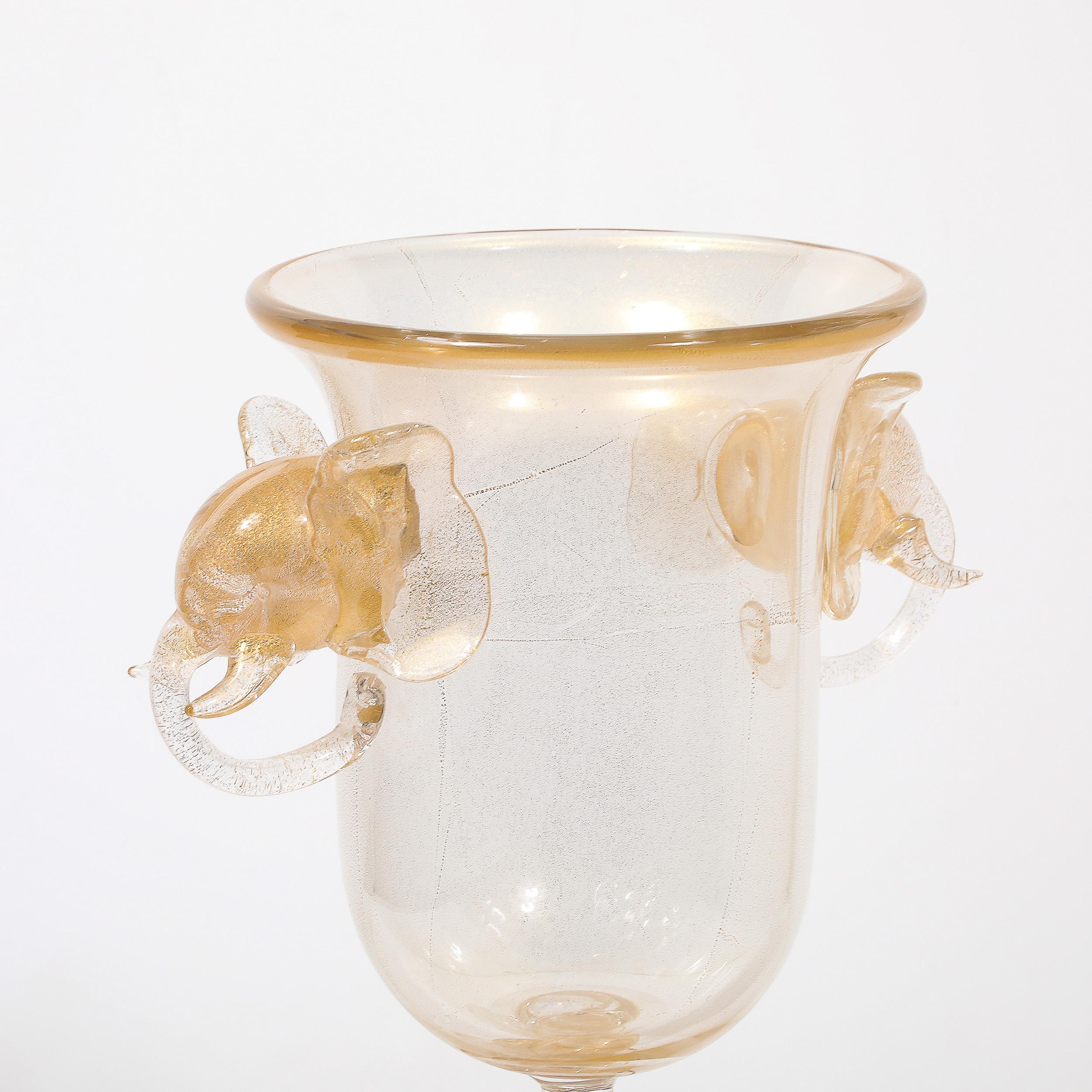 Vase en forme d'urne en verre de Murano soufflé à la main au milieu du siècle avec motifs d'éléphants sculpturaux en vente 3