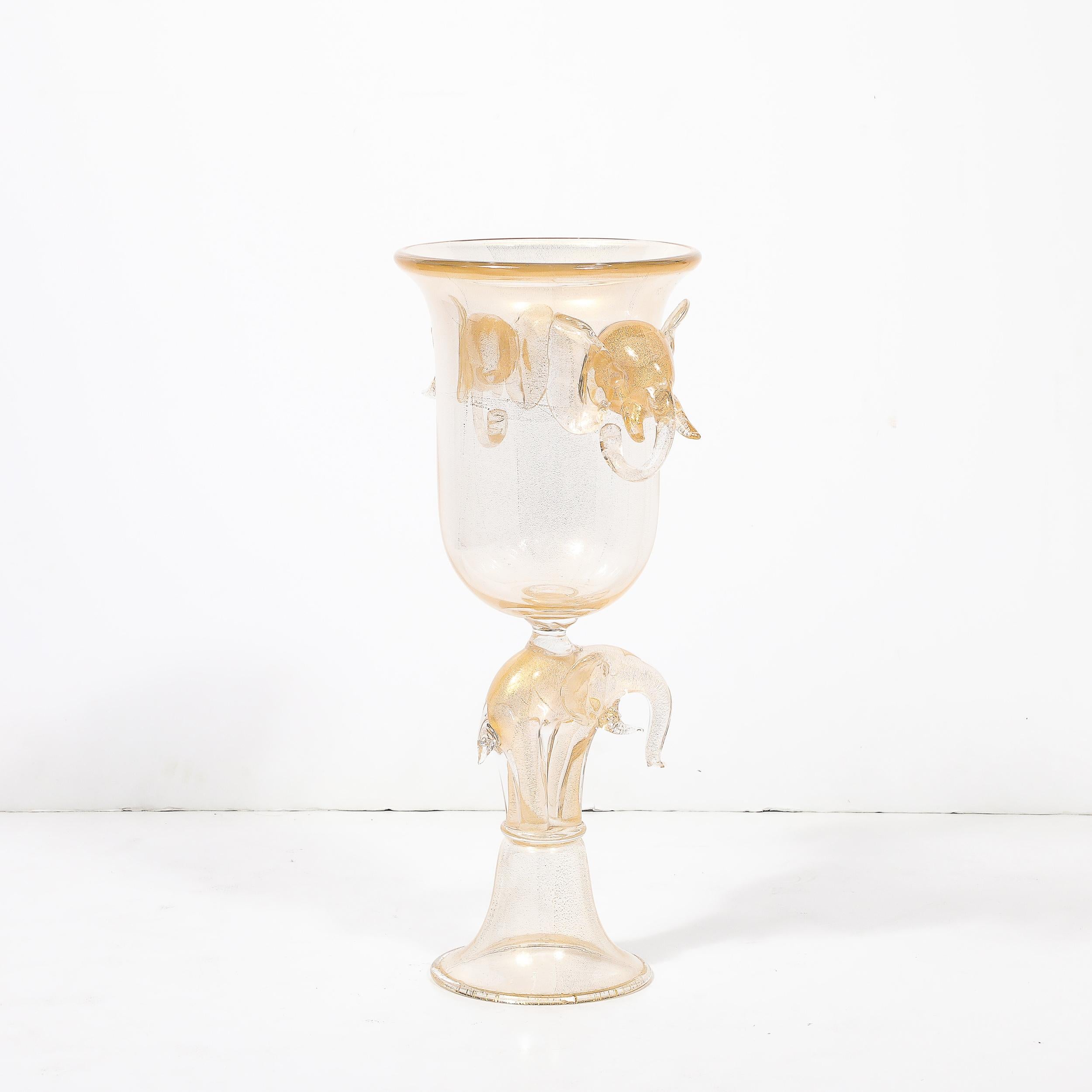 Vase en forme d'urne en verre de Murano soufflé à la main au milieu du siècle avec motifs d'éléphants sculpturaux en vente 4