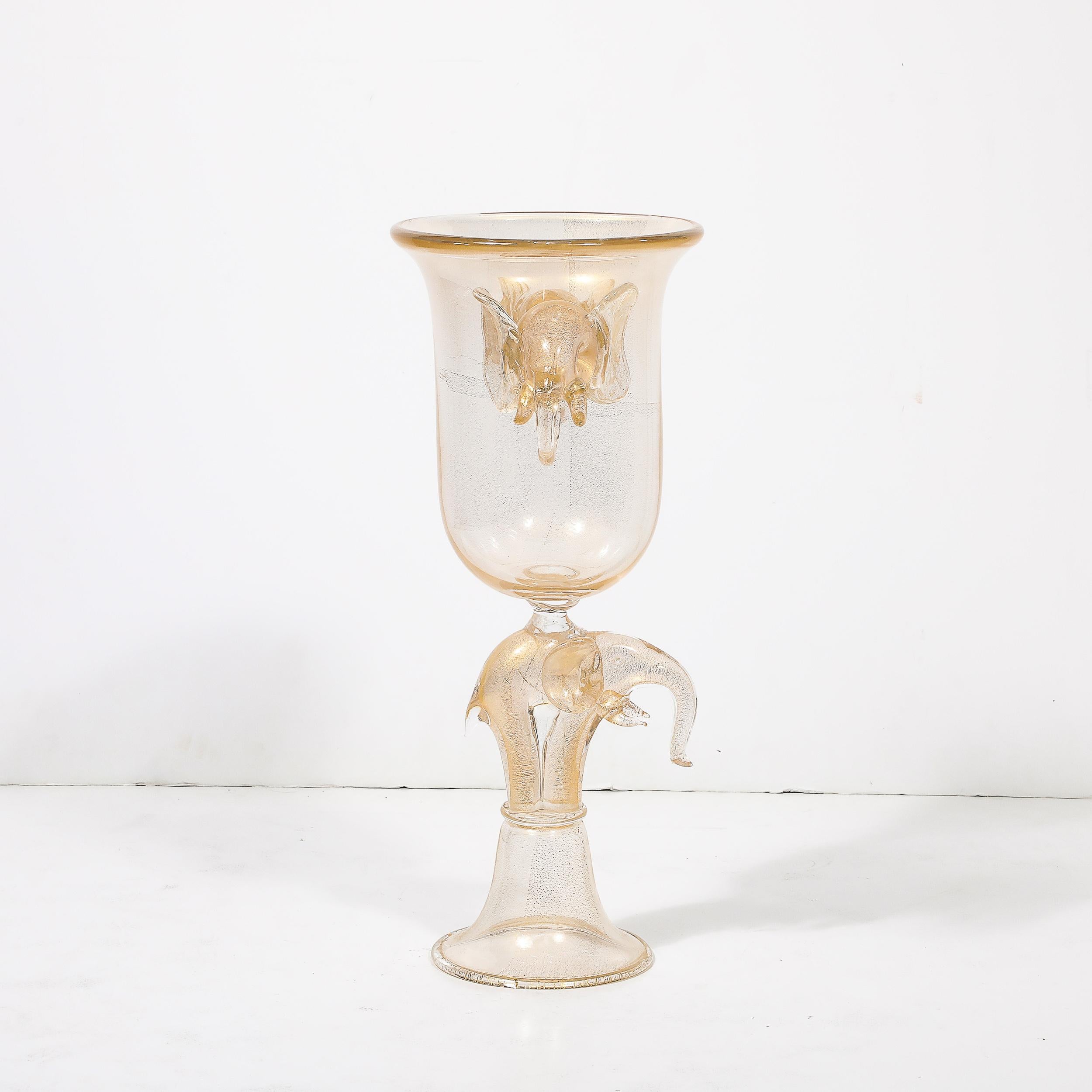Vase en forme d'urne en verre de Murano soufflé à la main au milieu du siècle avec motifs d'éléphants sculpturaux en vente 5