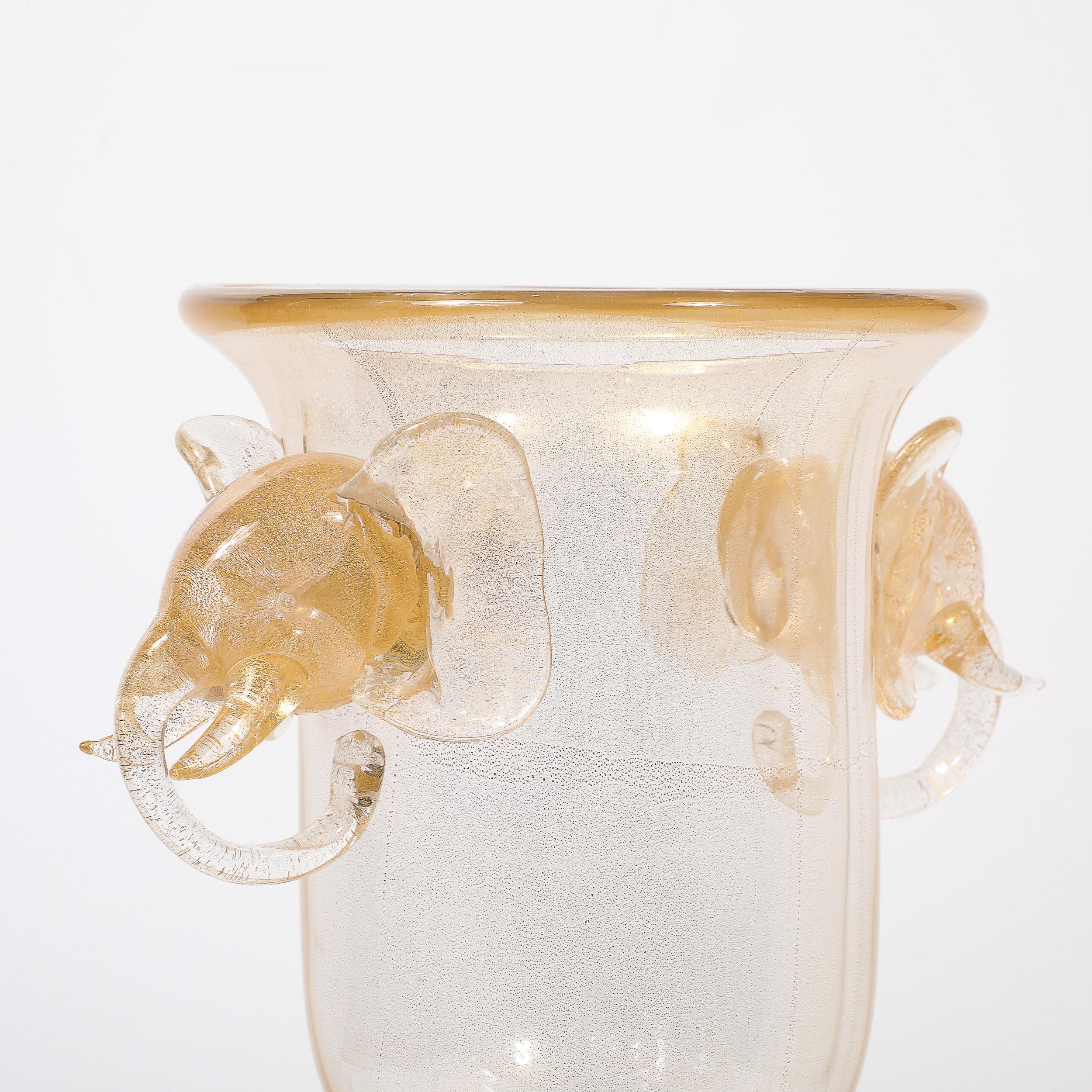 Vase en forme d'urne en verre de Murano soufflé à la main au milieu du siècle avec motifs d'éléphants sculpturaux en vente 7