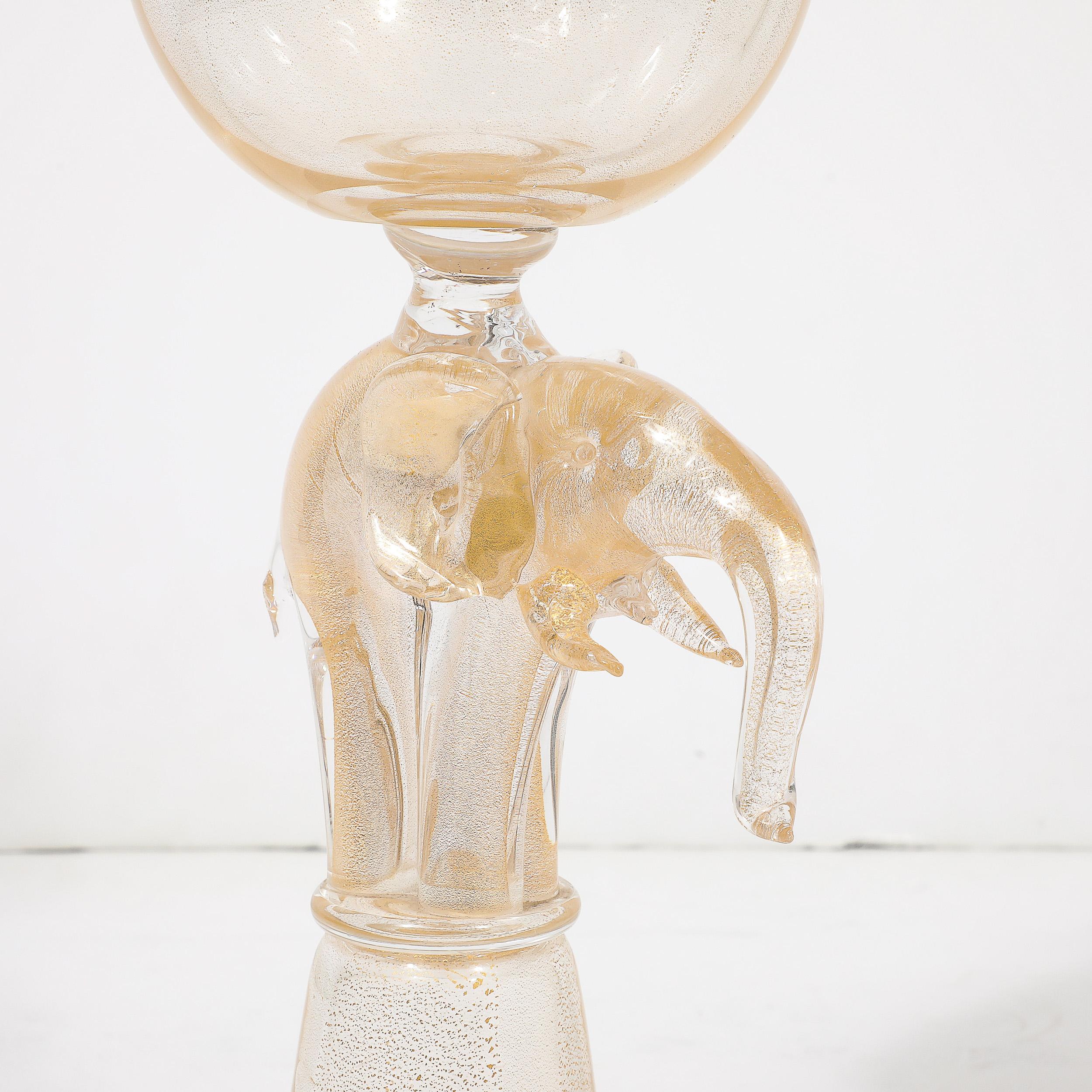 Vase en forme d'urne en verre de Murano soufflé à la main au milieu du siècle avec motifs d'éléphants sculpturaux en vente 8