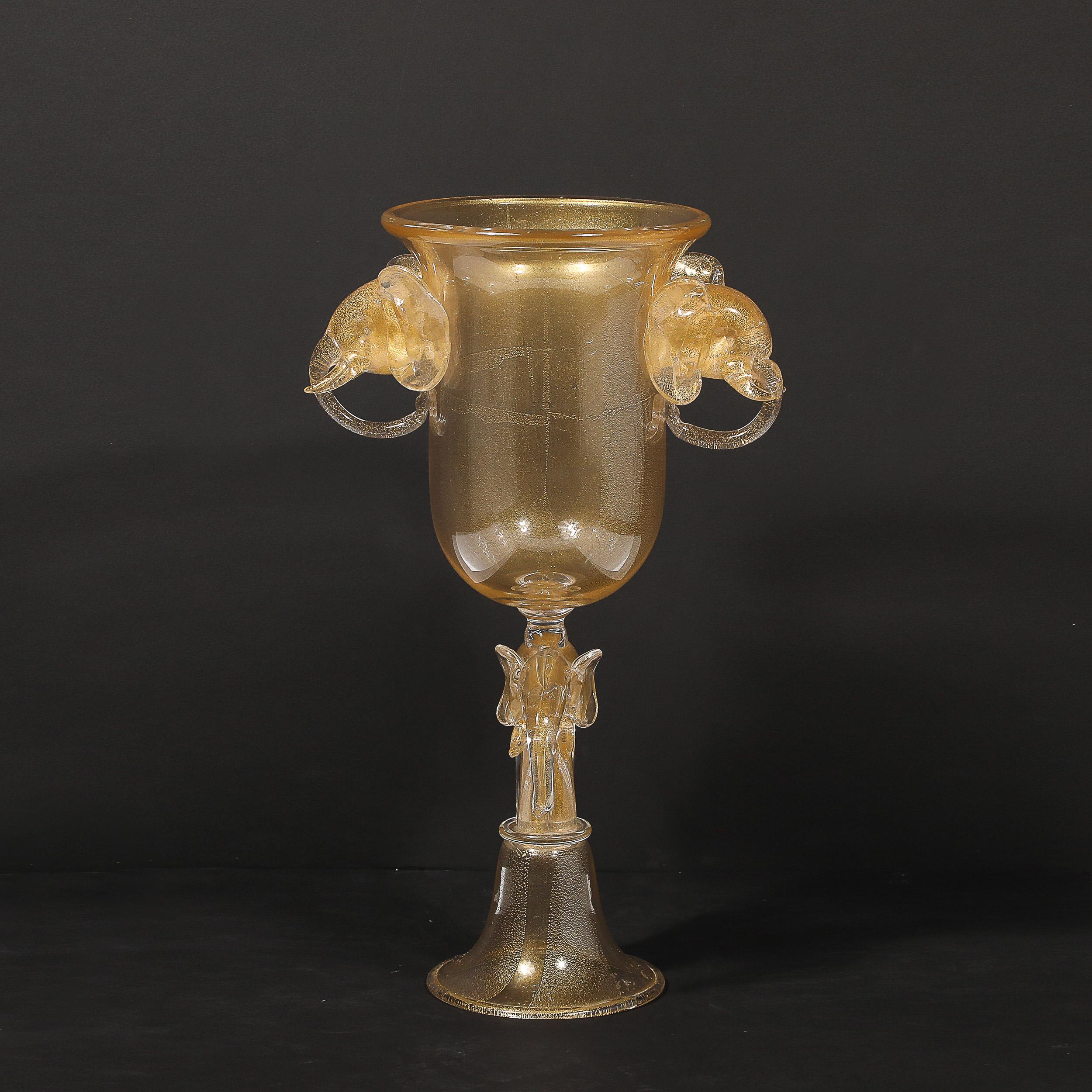 Vase en forme d'urne en verre de Murano soufflé à la main au milieu du siècle avec motifs d'éléphants sculpturaux en vente 11