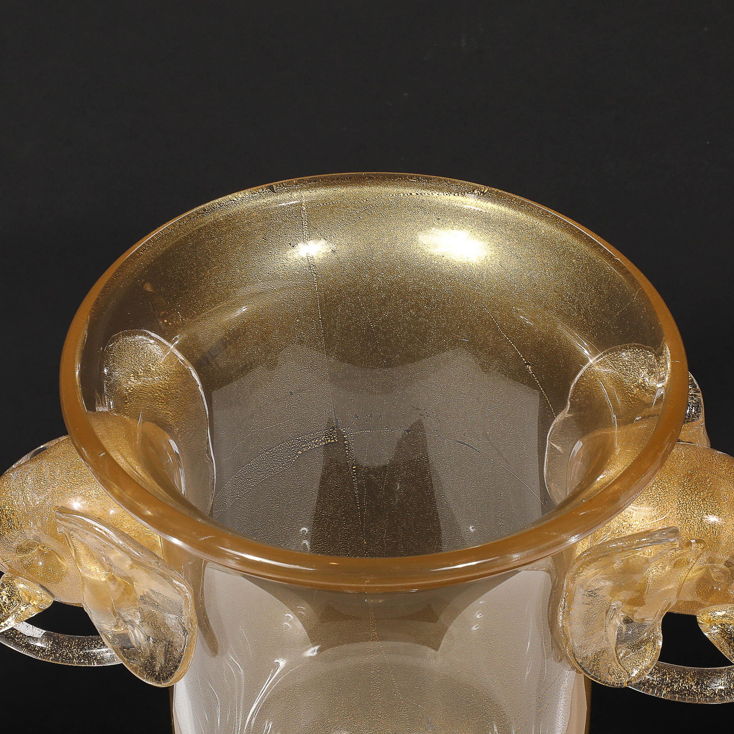Vase en forme d'urne en verre de Murano soufflé à la main au milieu du siècle avec motifs d'éléphants sculpturaux en vente 12