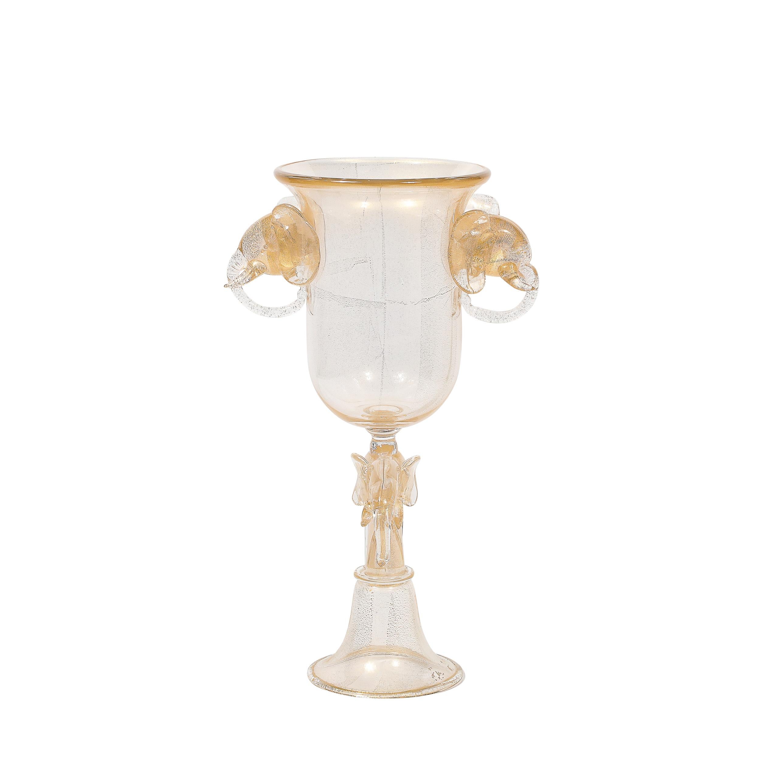 Ce vase exquis en verre de Murano soufflé à la main, fabriqué par les célèbres artisans de Salviati en Italie vers 1970, incarne le design moderniste du milieu du siècle. La silhouette en forme d'urne est ornée de motifs sculpturaux complexes