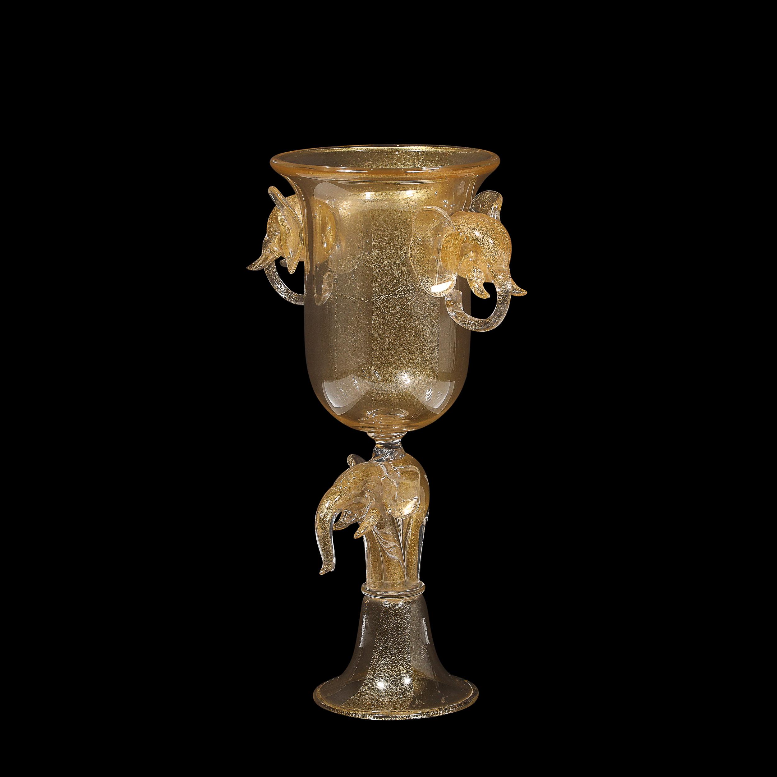 Vase en forme d'urne en verre de Murano soufflé à la main au milieu du siècle avec motifs d'éléphants sculpturaux en vente 13