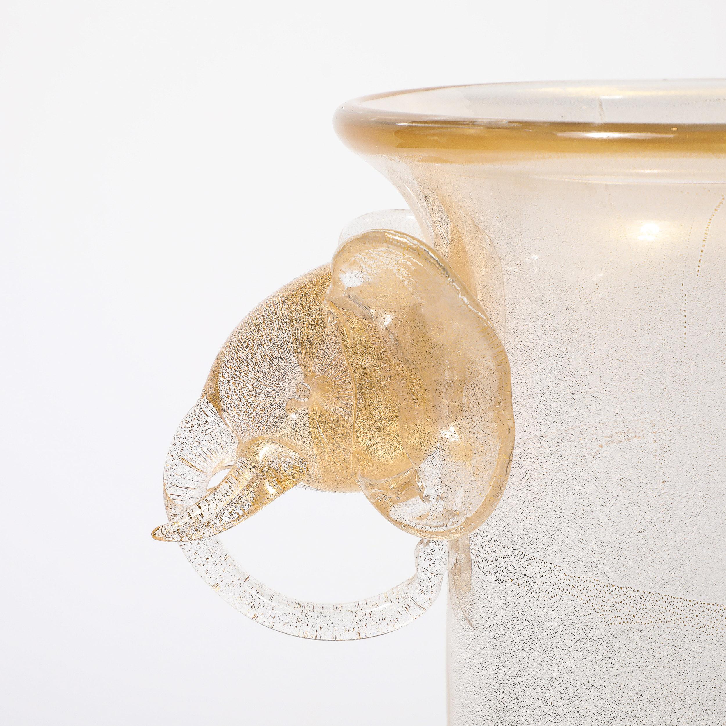 Mid-Century Modern Vase en forme d'urne en verre de Murano soufflé à la main au milieu du siècle avec motifs d'éléphants sculpturaux en vente