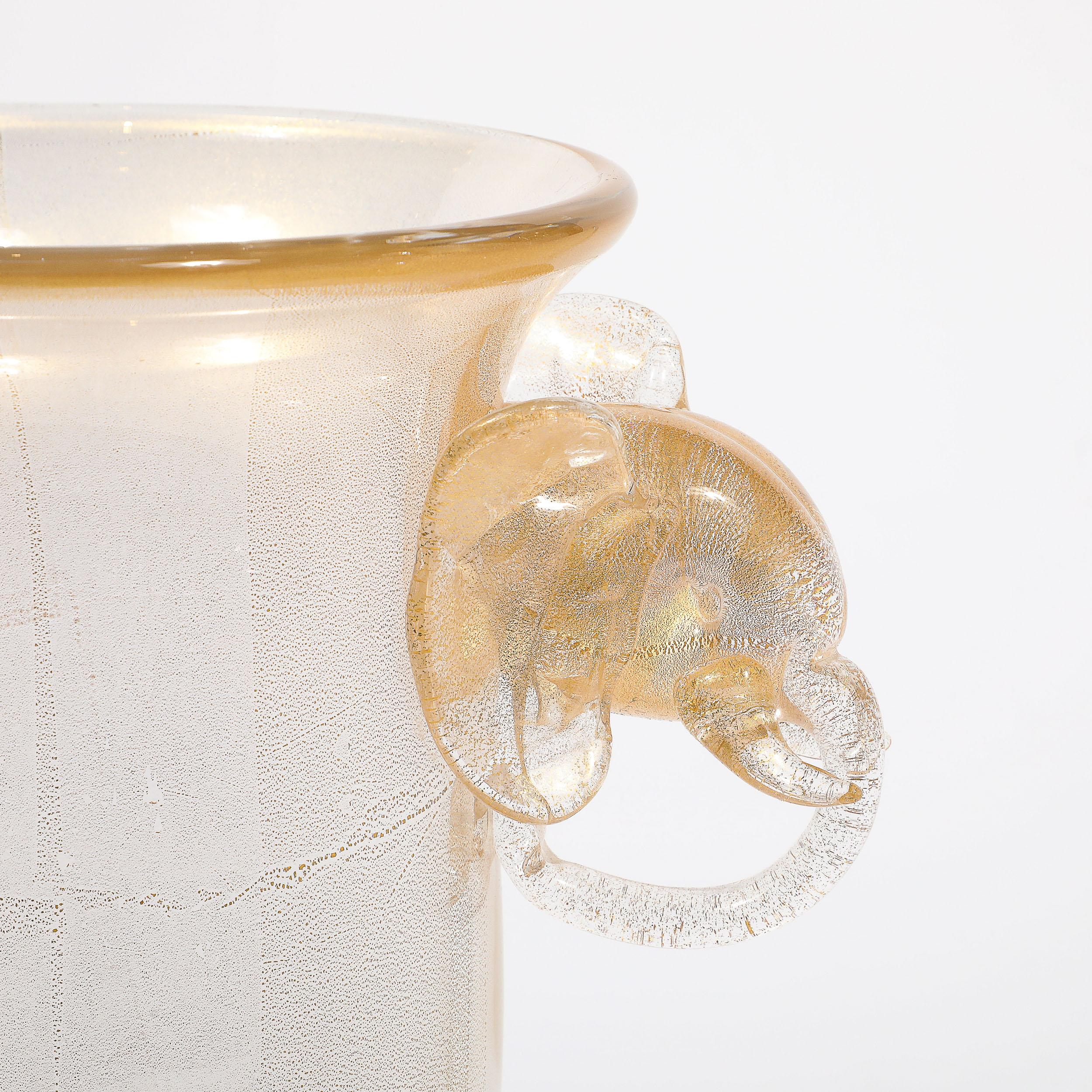 italien Vase en forme d'urne en verre de Murano soufflé à la main au milieu du siècle avec motifs d'éléphants sculpturaux en vente