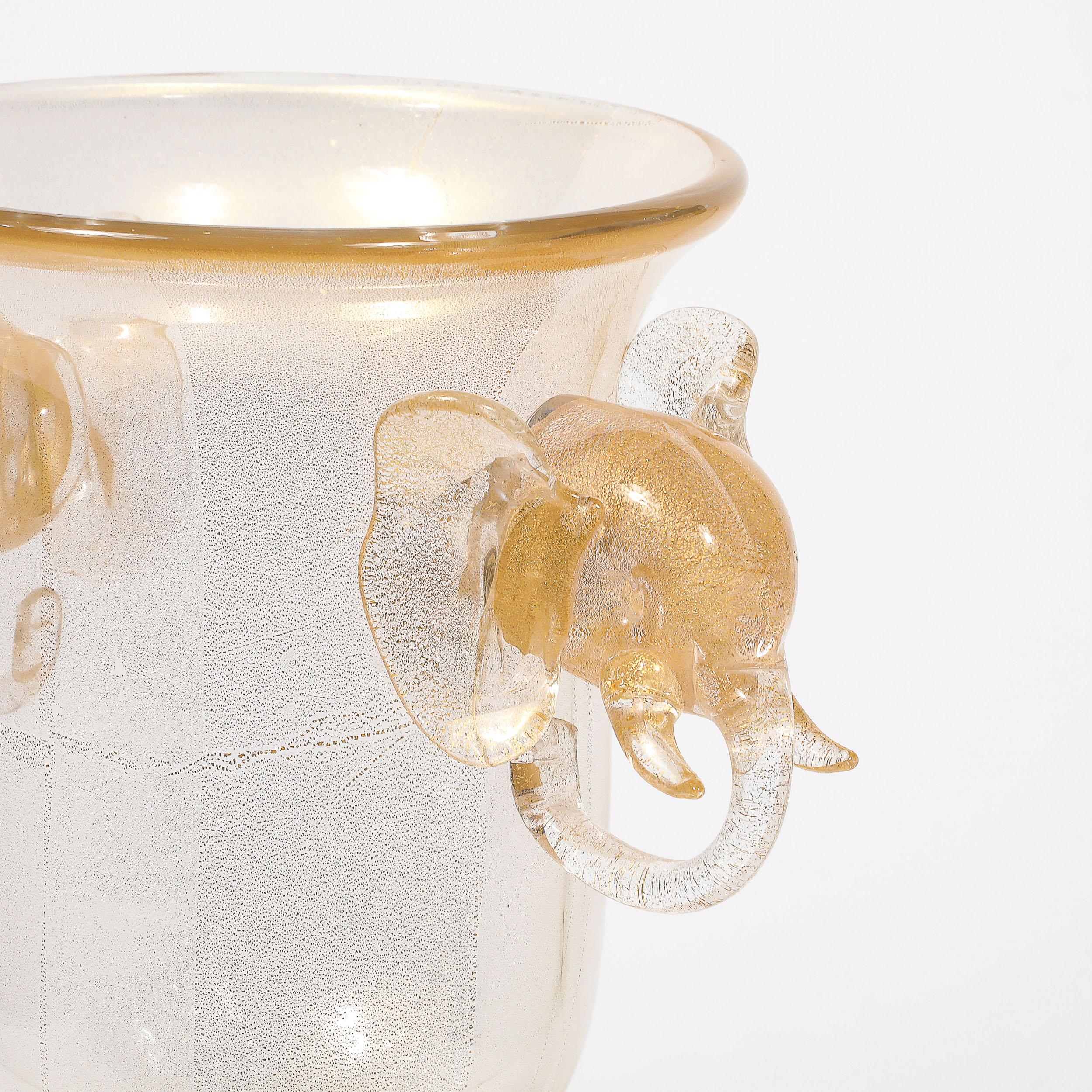 Fin du 20e siècle Vase en forme d'urne en verre de Murano soufflé à la main au milieu du siècle avec motifs d'éléphants sculpturaux en vente