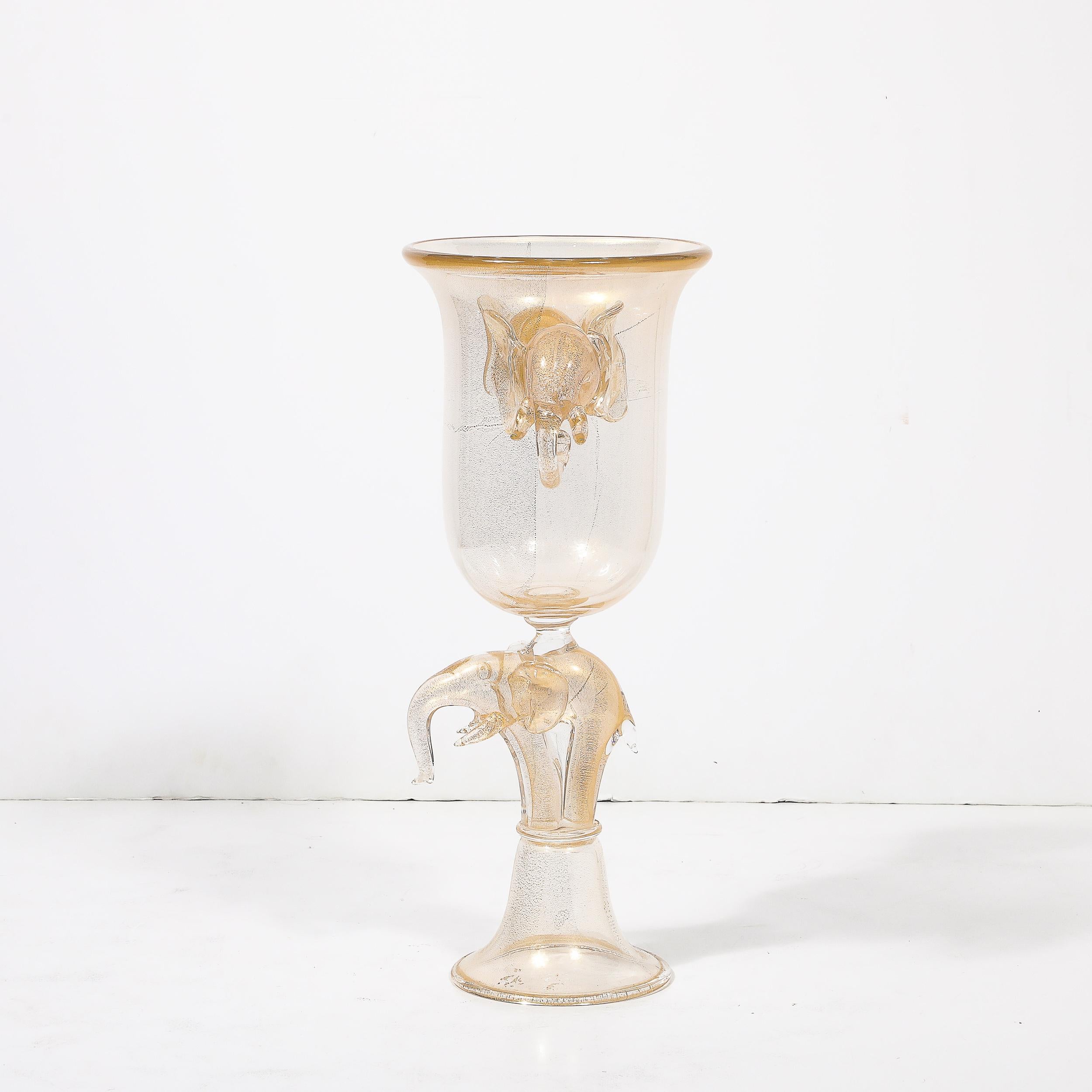 Or Vase en forme d'urne en verre de Murano soufflé à la main au milieu du siècle avec motifs d'éléphants sculpturaux en vente