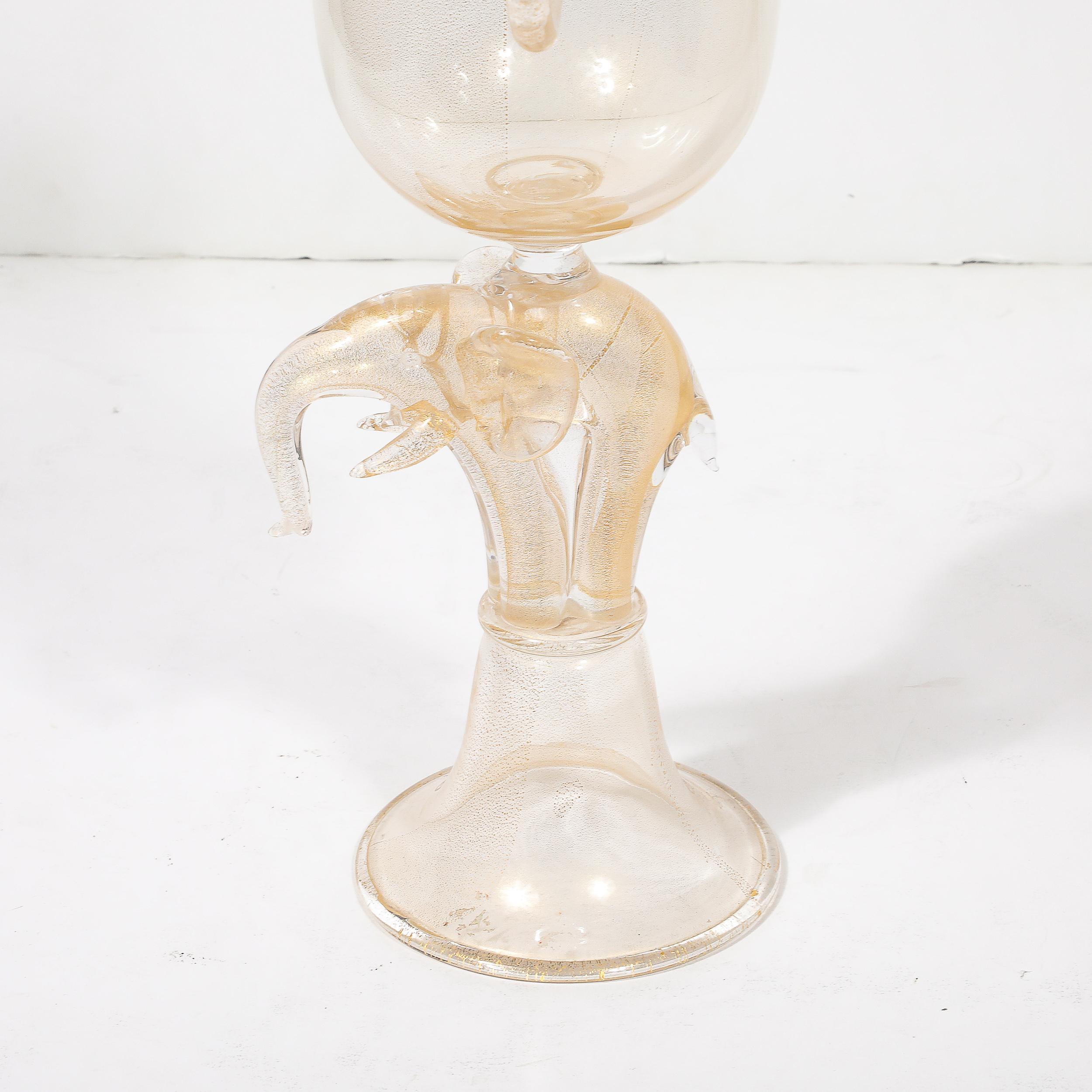 Vase en forme d'urne en verre de Murano soufflé à la main au milieu du siècle avec motifs d'éléphants sculpturaux en vente 1