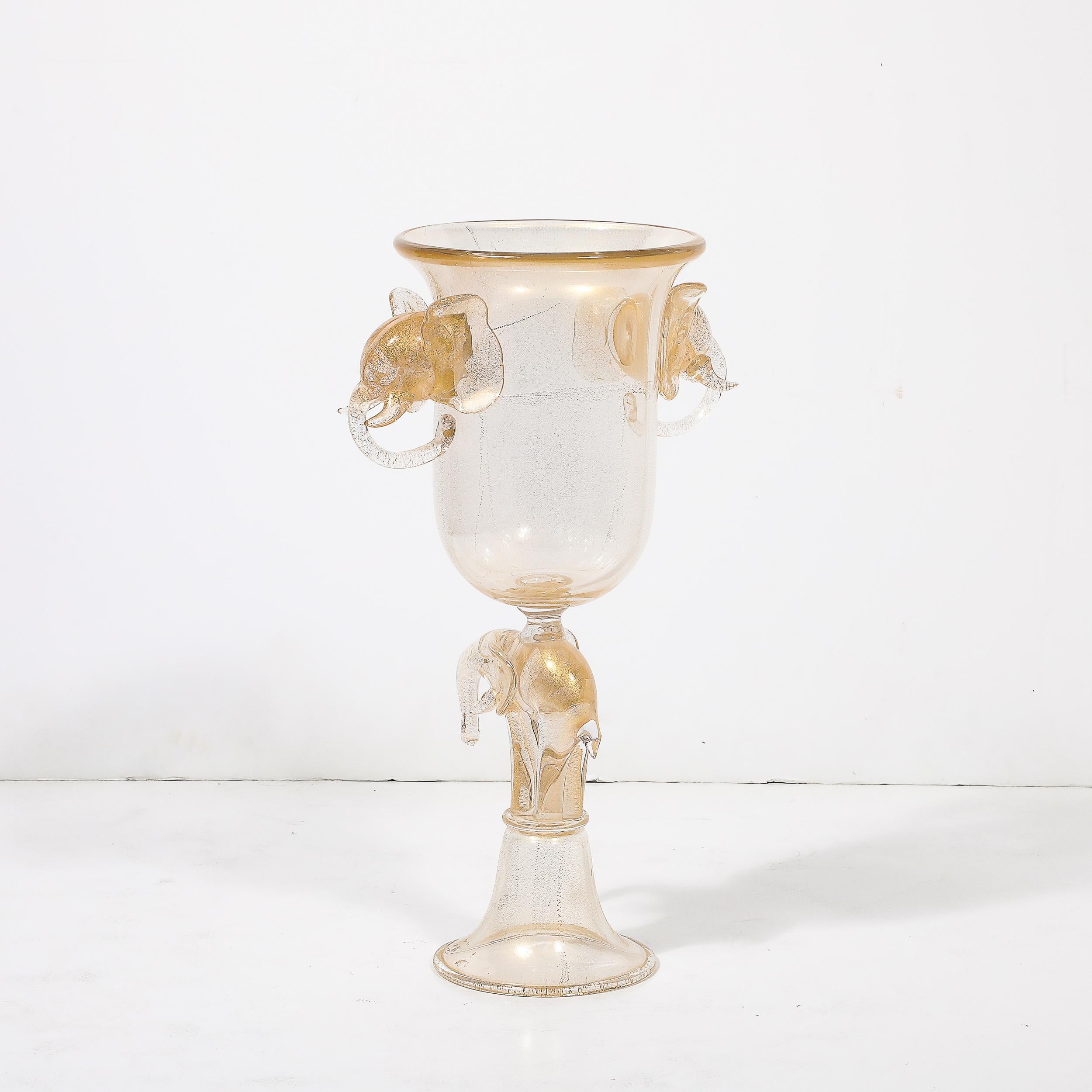 Vase en forme d'urne en verre de Murano soufflé à la main au milieu du siècle avec motifs d'éléphants sculpturaux en vente 2
