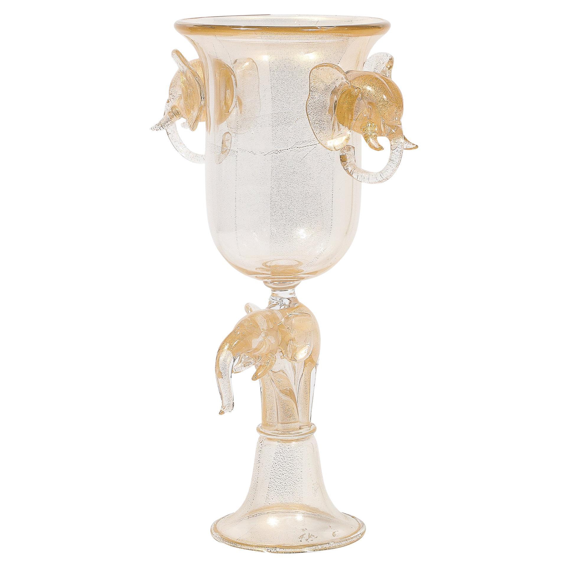 Vase en forme d'urne en verre de Murano soufflé à la main au milieu du siècle avec motifs d'éléphants sculpturaux en vente
