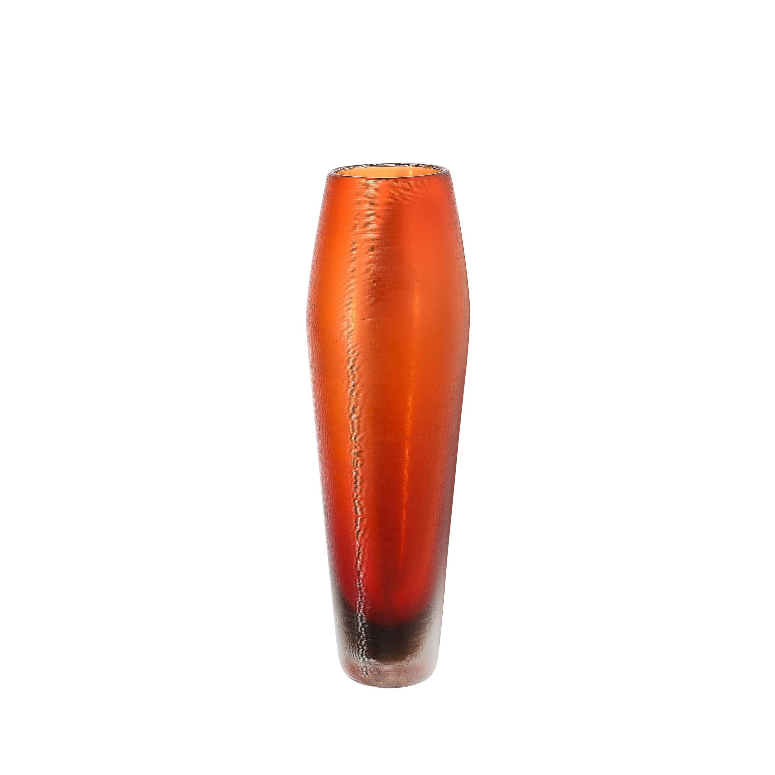 Ce vase exquis de style moderniste du milieu du siècle, soufflé à la main à Murano, en Italie, vers 1960, illustre la sophistication et l'art du design italien. D'une chaude teinte abricot, le vase est mis en valeur par de fins détails cannelés qui