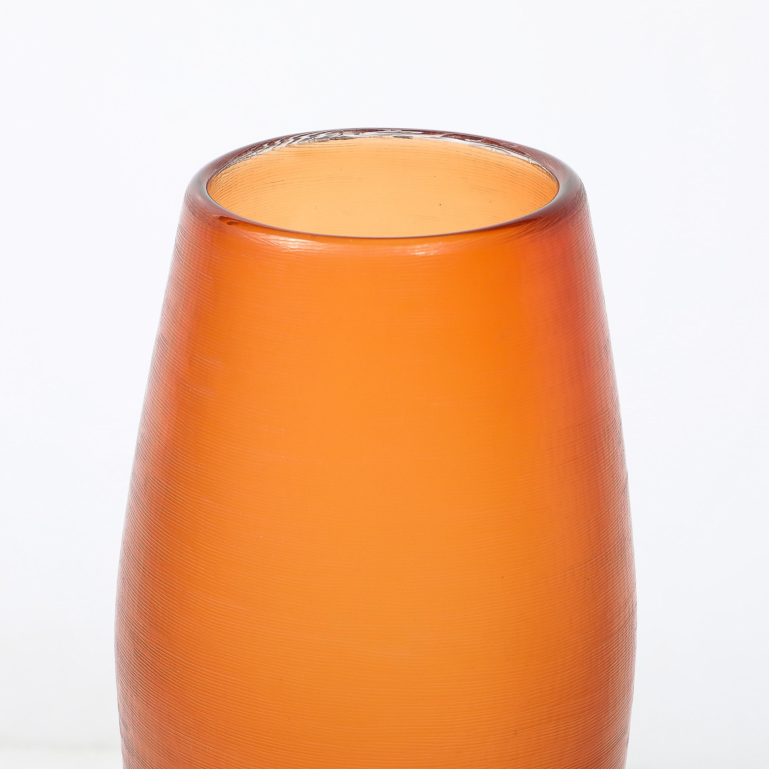 Mid-Century Modern Vase du milieu du siècle en verre de Murano soufflé à la main, couleur abricot, avec détails en roseaux fins en vente