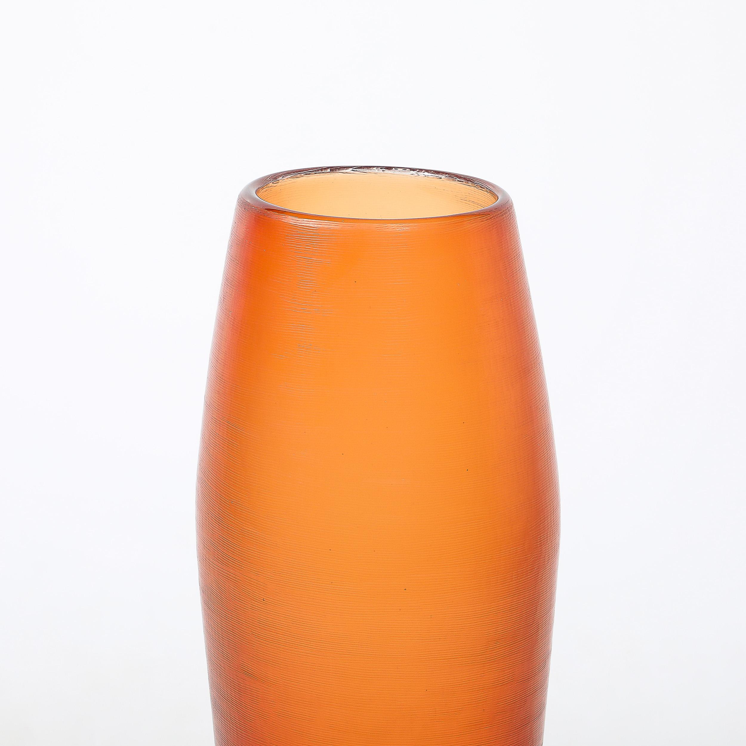 Vase du milieu du siècle en verre de Murano soufflé à la main, couleur abricot, avec détails en roseaux fins Excellent état - En vente à New York, NY