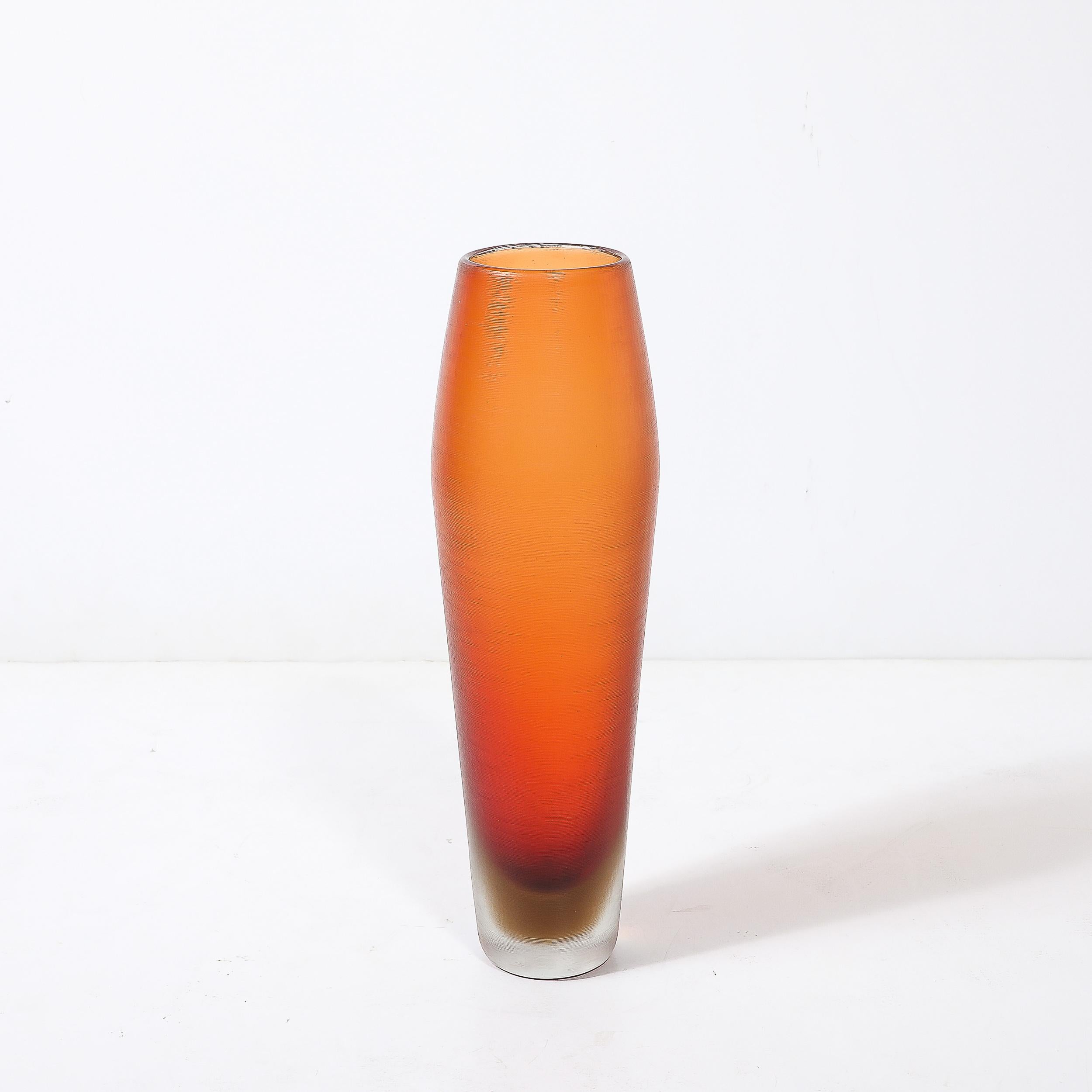 Milieu du XXe siècle Vase du milieu du siècle en verre de Murano soufflé à la main, couleur abricot, avec détails en roseaux fins en vente